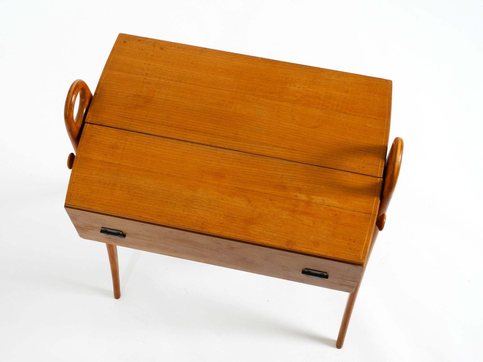 Naaibox van essenhout, jaren 1950, met scharnierend deksel, meerdere vakken en gebogen poten photo vinterior