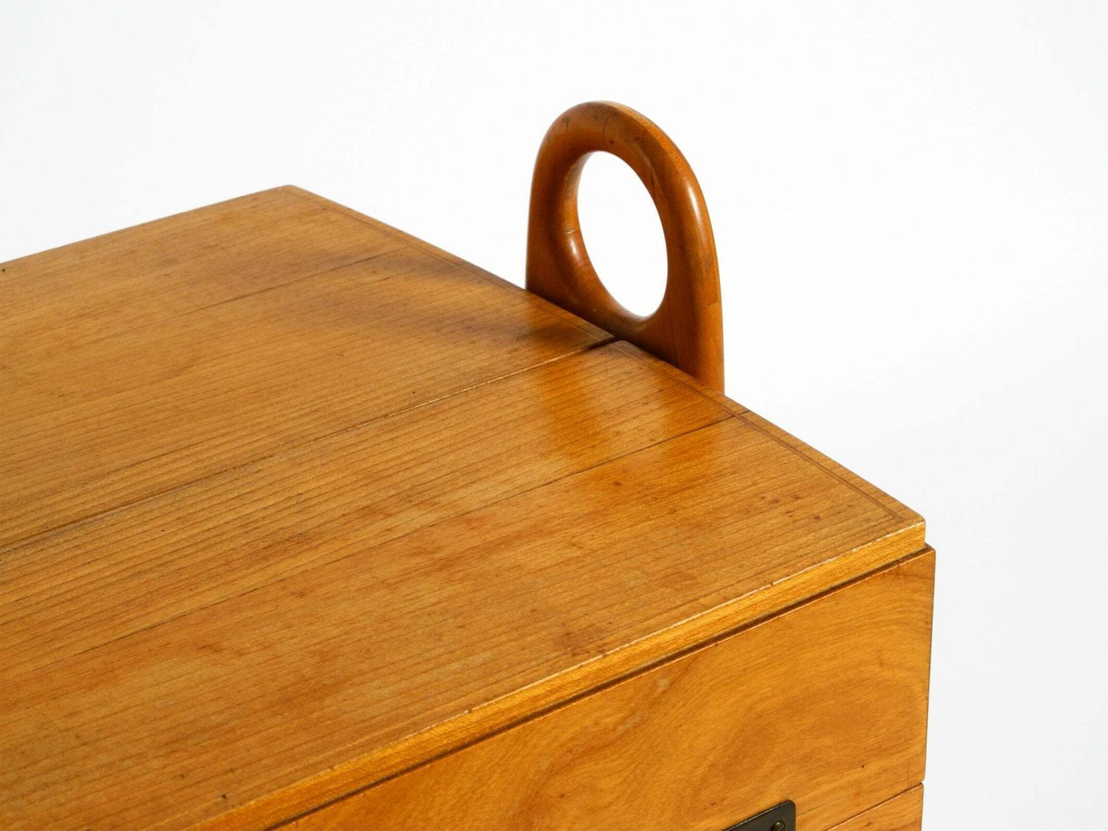 949.0 Naaibox van essenhout, jaren 1950, met scharnierend deksel, meerdere vakken en gebogen poten photo