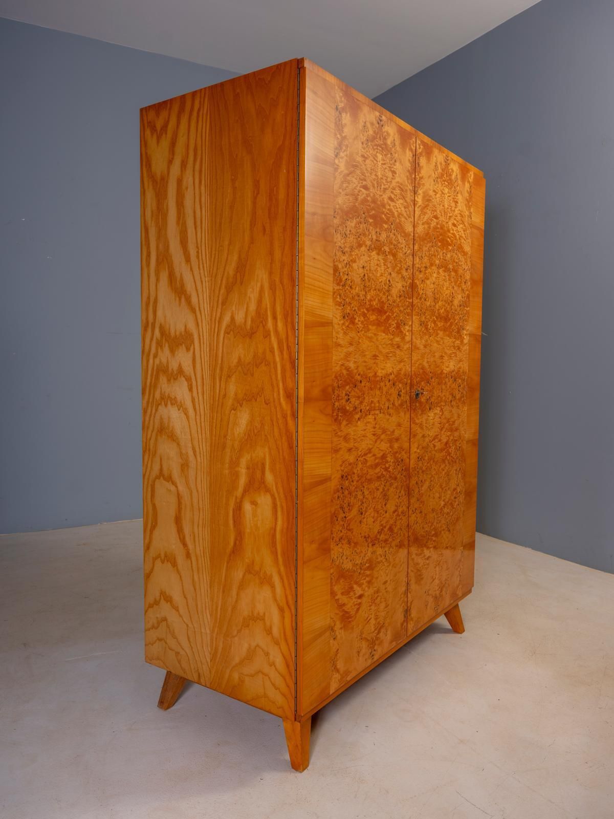 photo furniture Vintage Mid-Century Kledingkast, Wortelhoutfineer, Tsjecho-Slowakije, 176 × 116 × 58 cm