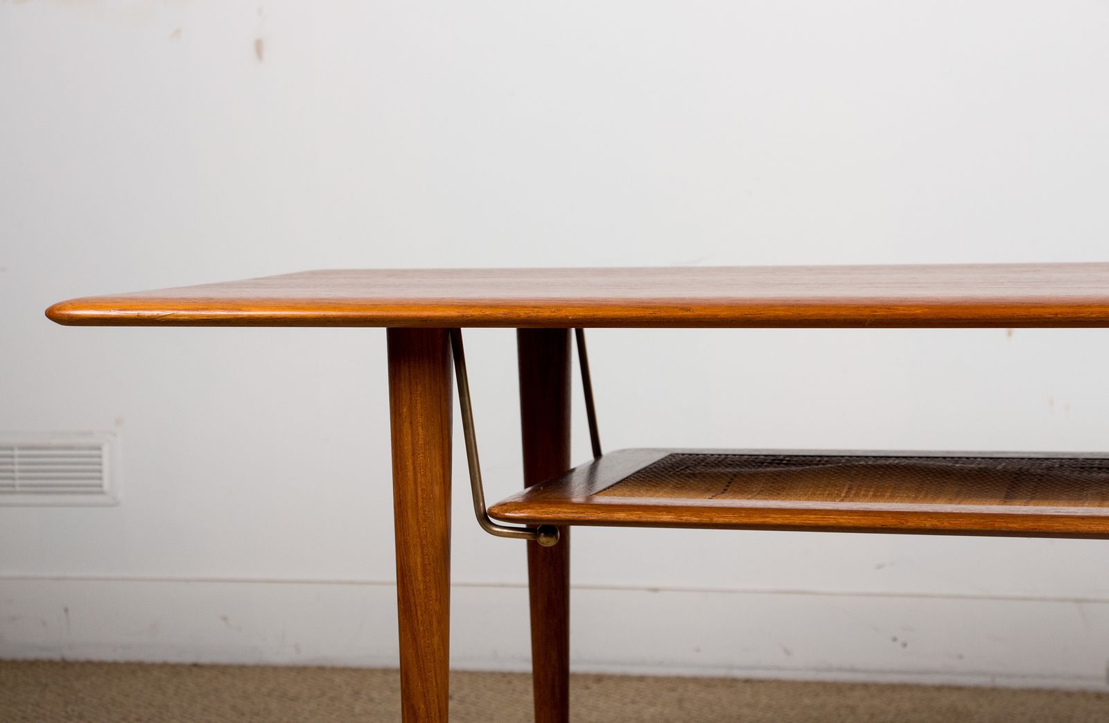 Table basse danoise à deux plateaux en teck et cannage, modèle FD 516, par Peter Hvidt et Orla Mølgaard pour France & Søn, 1965. photo buy