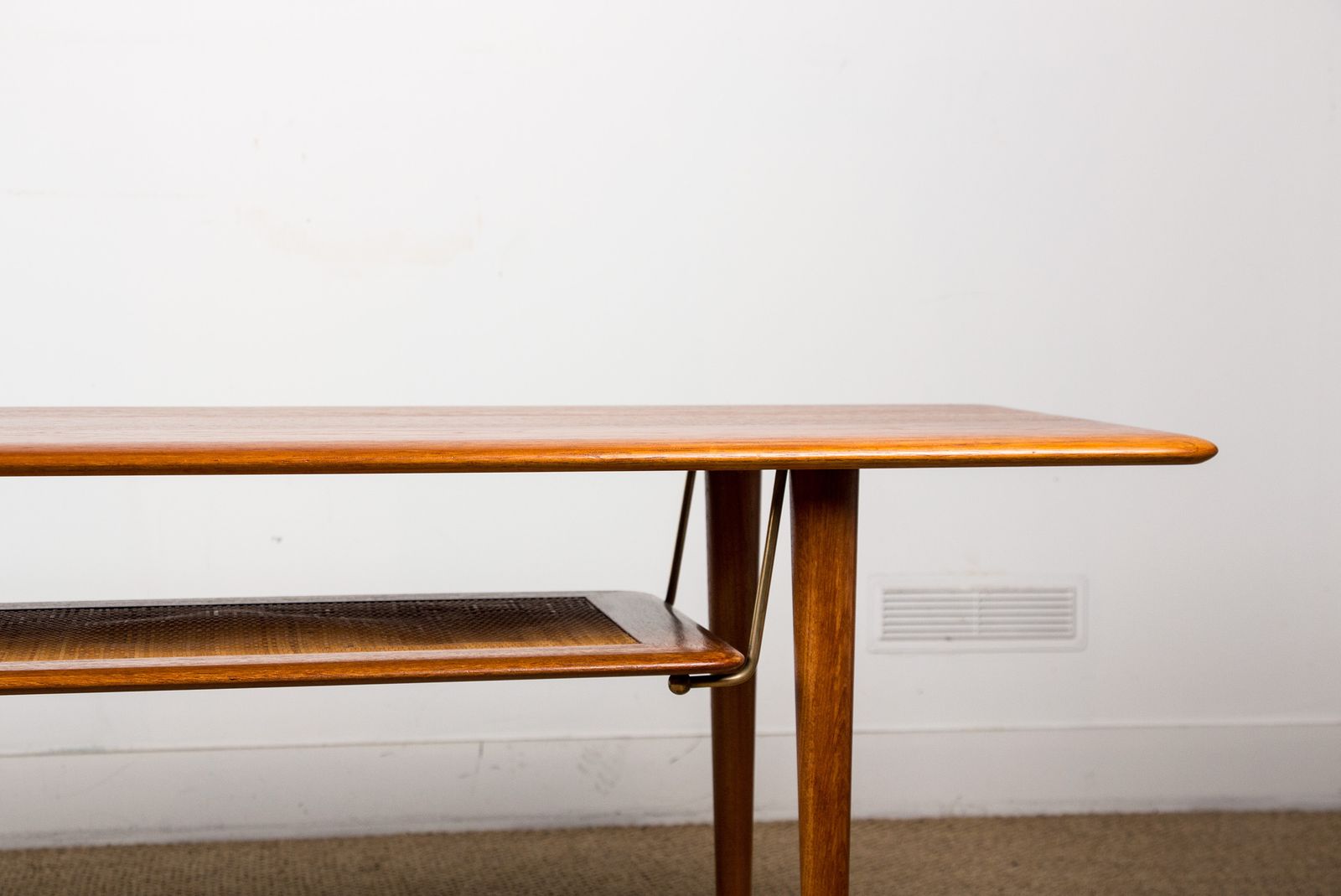 Table basse danoise à deux plateaux en teck et cannage, modèle FD 516, par Peter Hvidt et Orla Mølgaard pour France & Søn, 1965. photo vintage