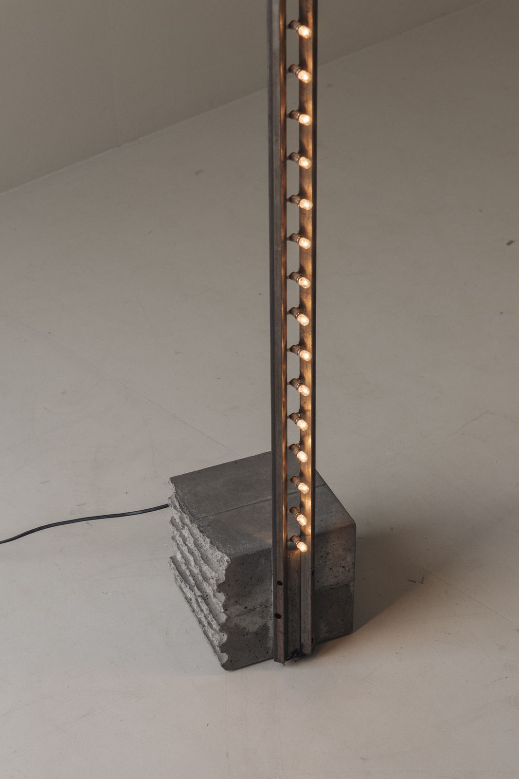 photo furniture Sculptural Brutalist Floor Lamp In Concrete And Steel, 1980s.