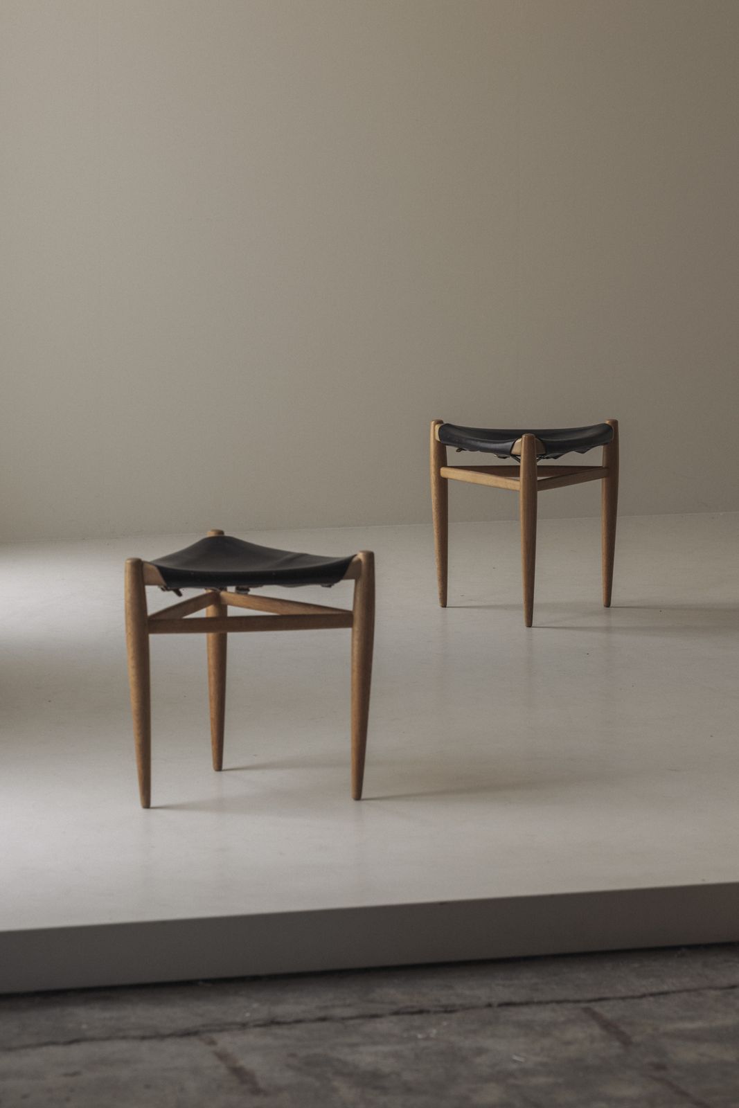 Zeldzame driepootkruk in leer van Uno & Östen Kristiansson voor Luxus, Zweden, jaren 1960 photo furniture