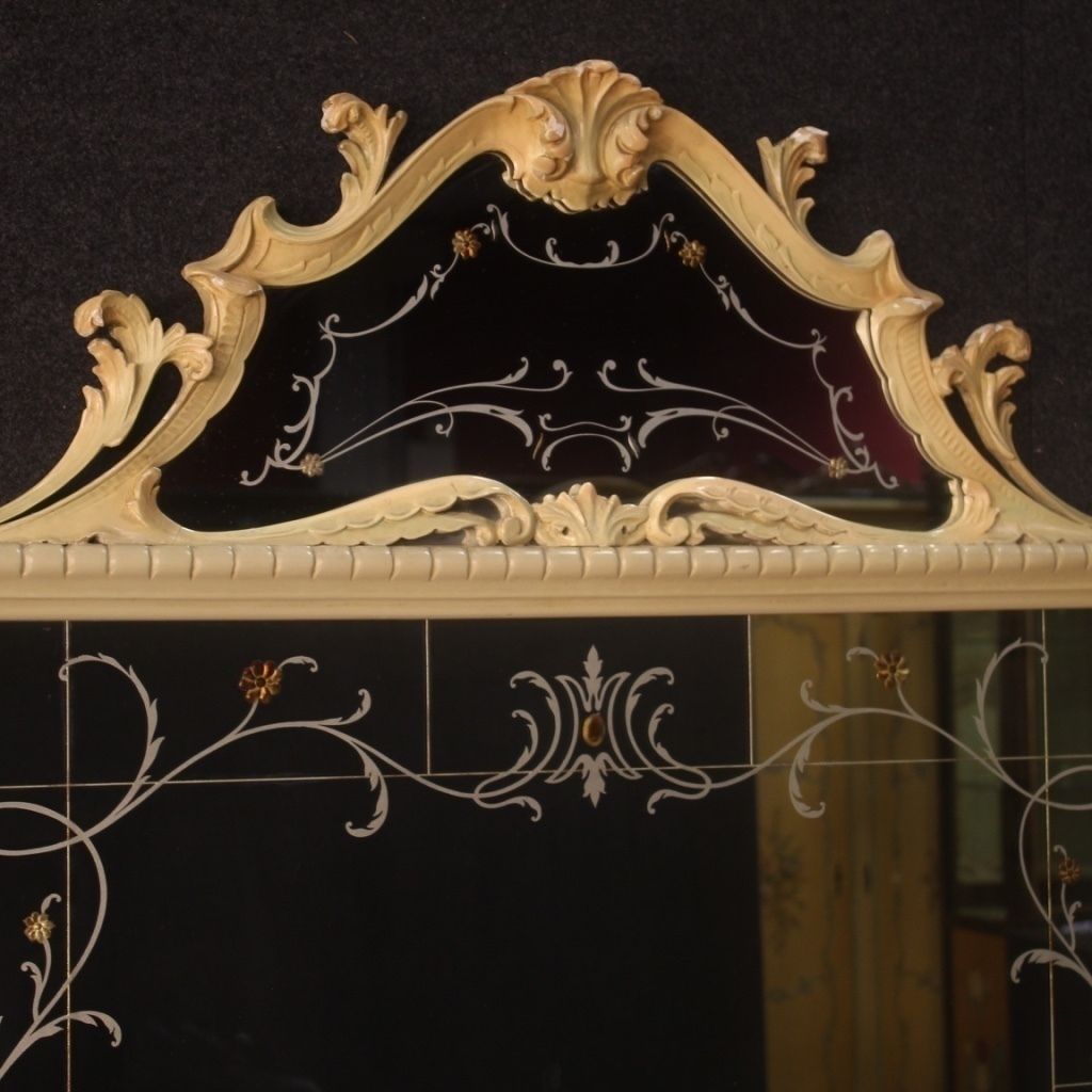 Miroir italien laqué à décors floraux, XXe siècle photo for sale