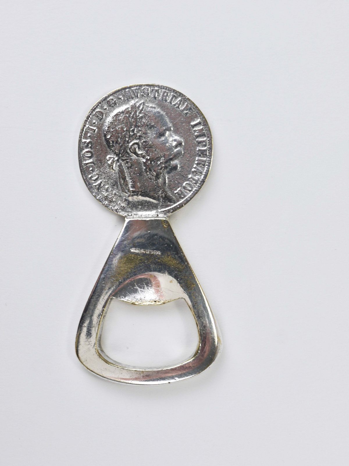 photo furniture Carl Auböck Verzilverde Messing Flessenopener, Habsburg 2 Florin Munt, Oostenrijk 1950