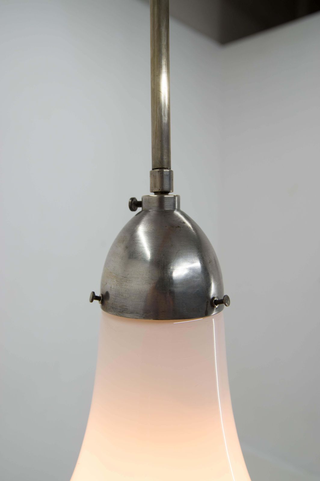 photo furniture Art Deco Hanglamp van Peter Behrens, Opalineglas, jaren 1910, Verstelbaar