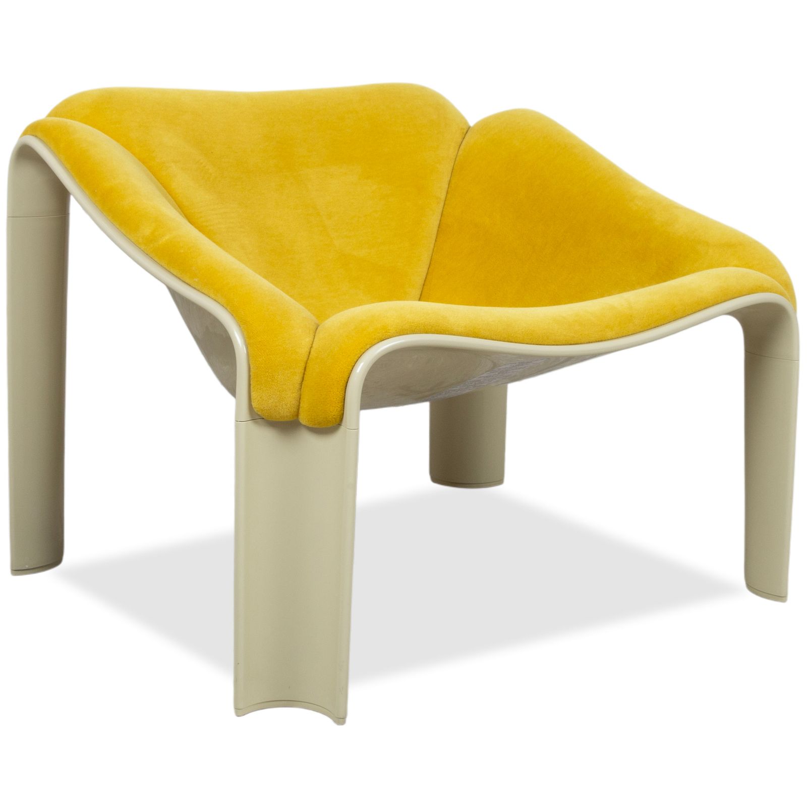 Fauteuil Gubi F300 en tissu jaune, coque crème