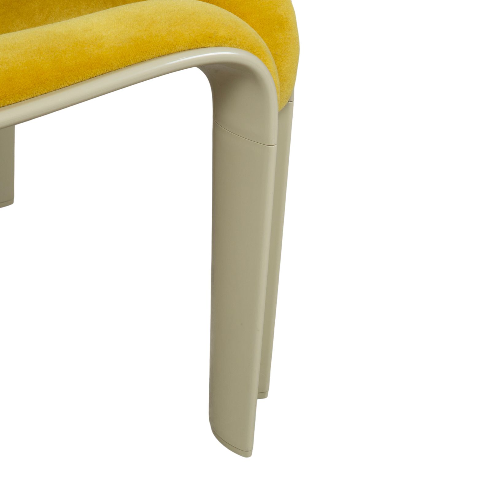 Fauteuil Gubi F300 en tissu jaune, coque crème photo vinterior