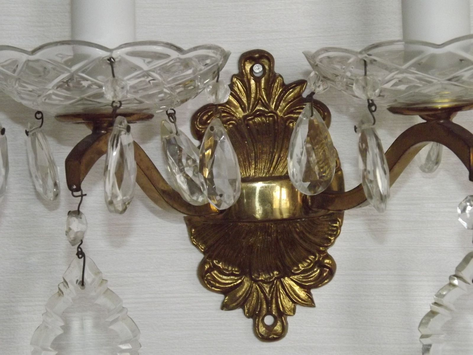 Paire d'appliques doubles vintage françaises en laiton et cristal, avec bobèches en verre taillé photo 195.0
