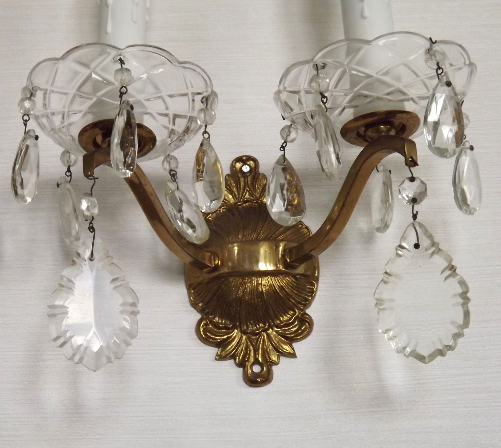195.0 Paire d'appliques doubles vintage françaises en laiton et cristal, avec bobèches en verre taillé photo
