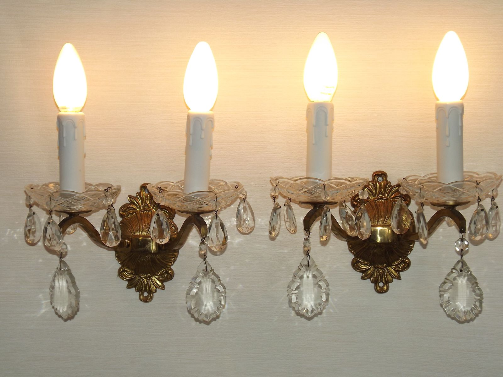 Paire d'appliques doubles vintage françaises en laiton et cristal, avec bobèches en verre taillé photo furniture