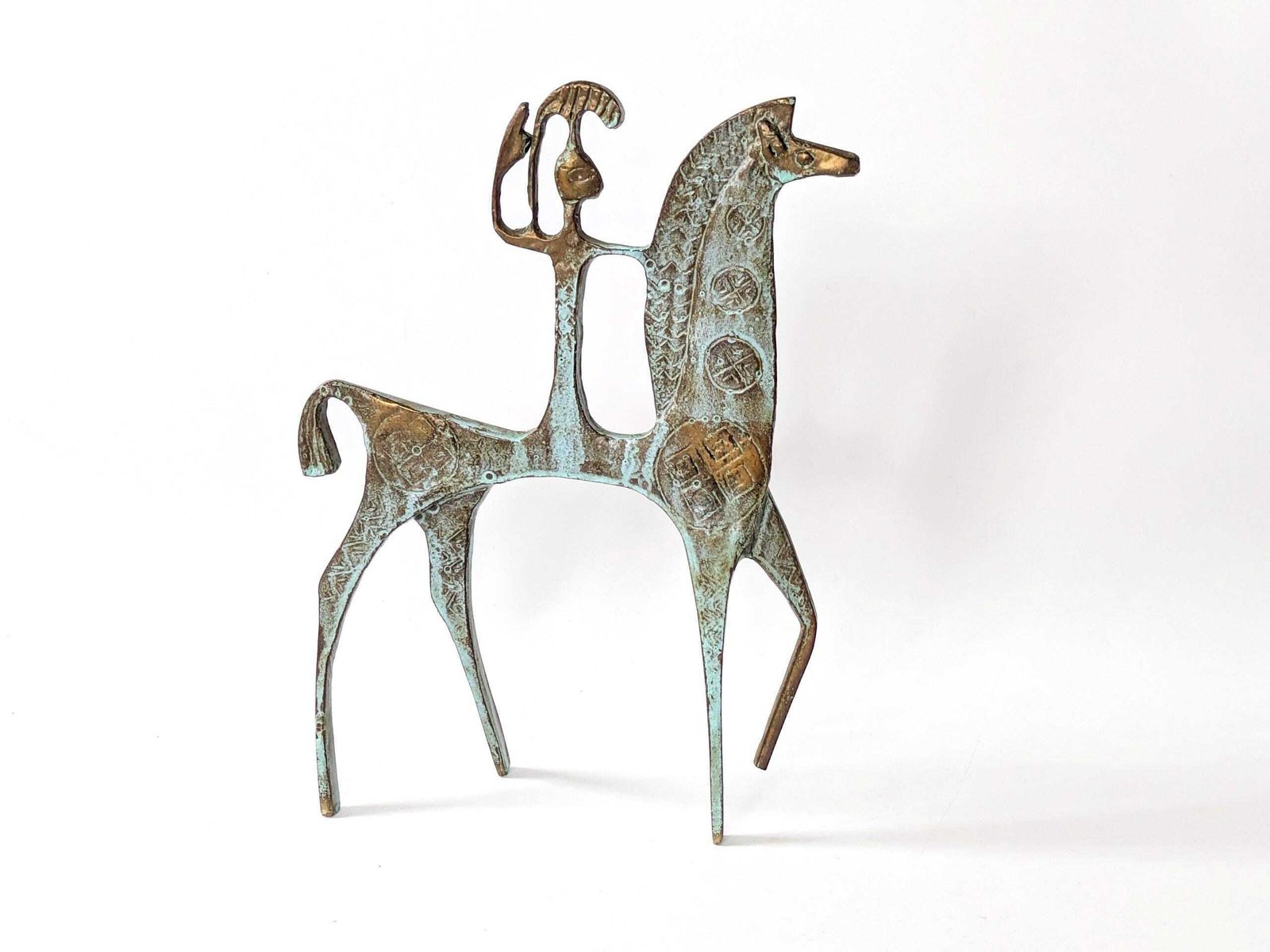 photo for sale Vintage Messing Etruskische Krijger te Paard Sculptuur jaren 1970 Brutalist Verdigris