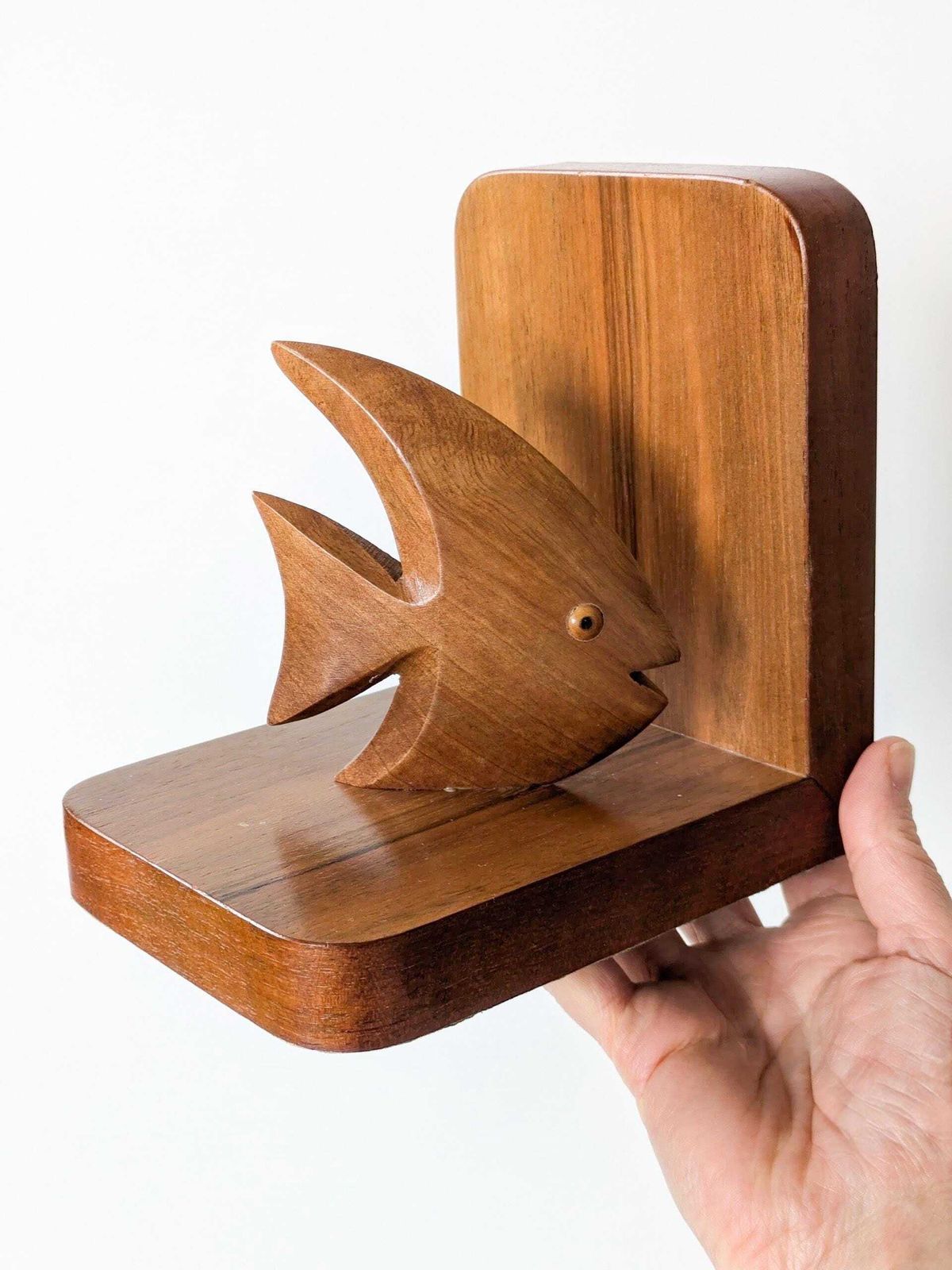 Vintage jaren 1960 MCM Teak Fish Bookends Pair Carved Wood Angelfish Bookshelf Decor photo furniture