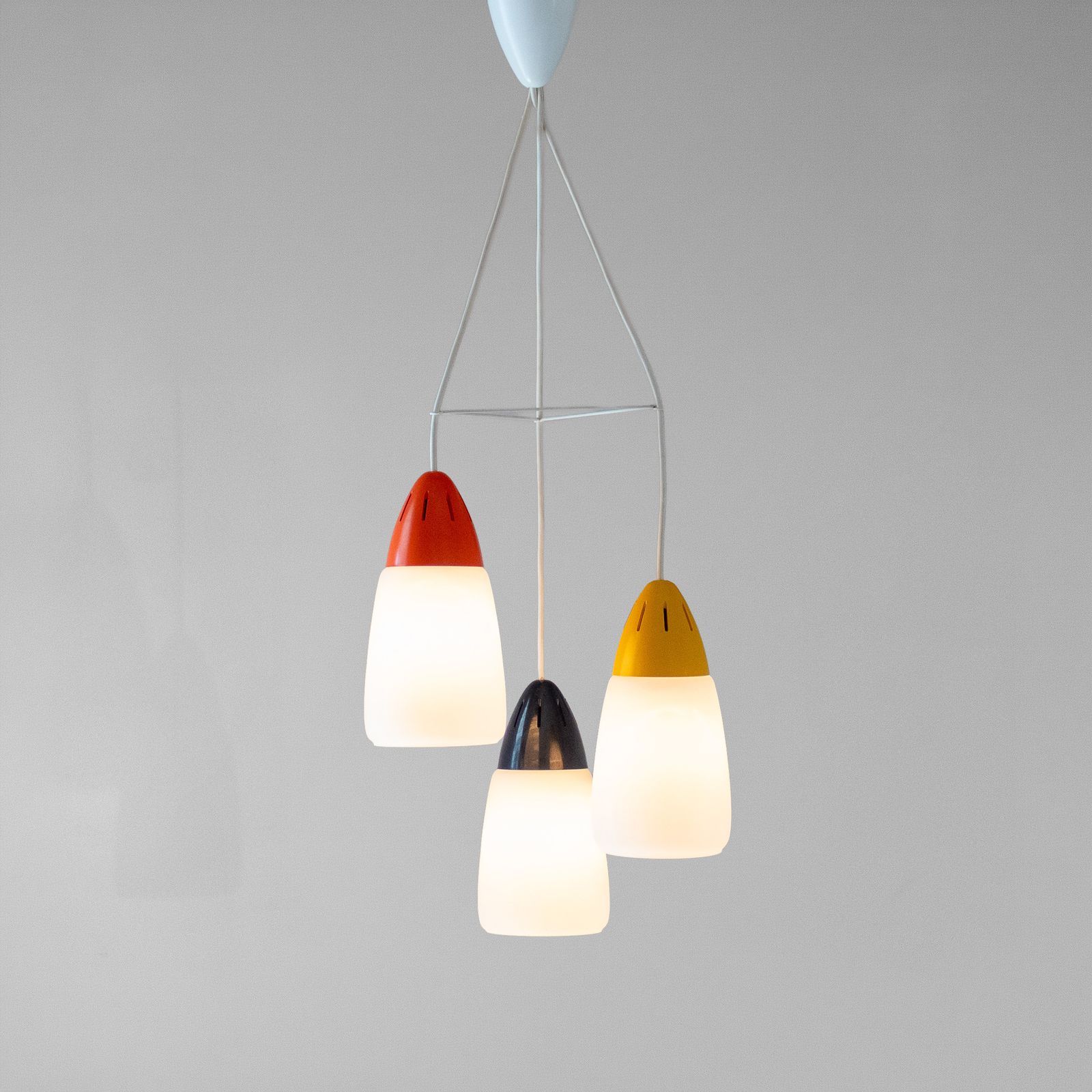 Postmodern hanglamp met 3 lichtpunten in opaalglас en ijzer, Stilnovo-stijl