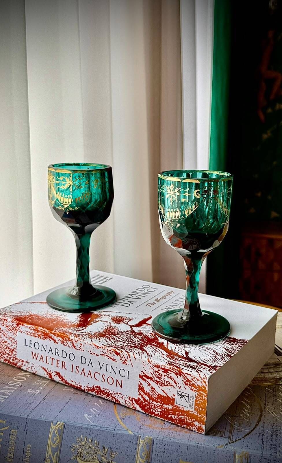 Set van zes groene en vergulde bokalen van de Russische Keizerlijke Glasfabriek, St. Petersburg, ca. 1800-1810 photo furniture