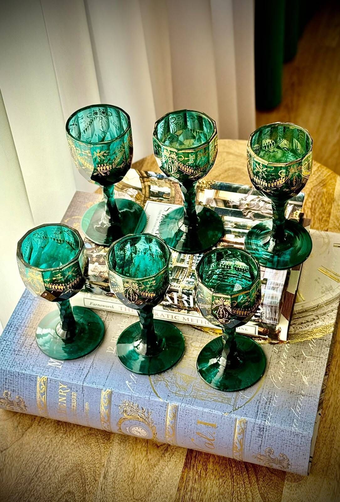 photo buy Set van zes groene en vergulde bokalen van de Russische Keizerlijke Glasfabriek, St. Petersburg, ca. 1800-1810