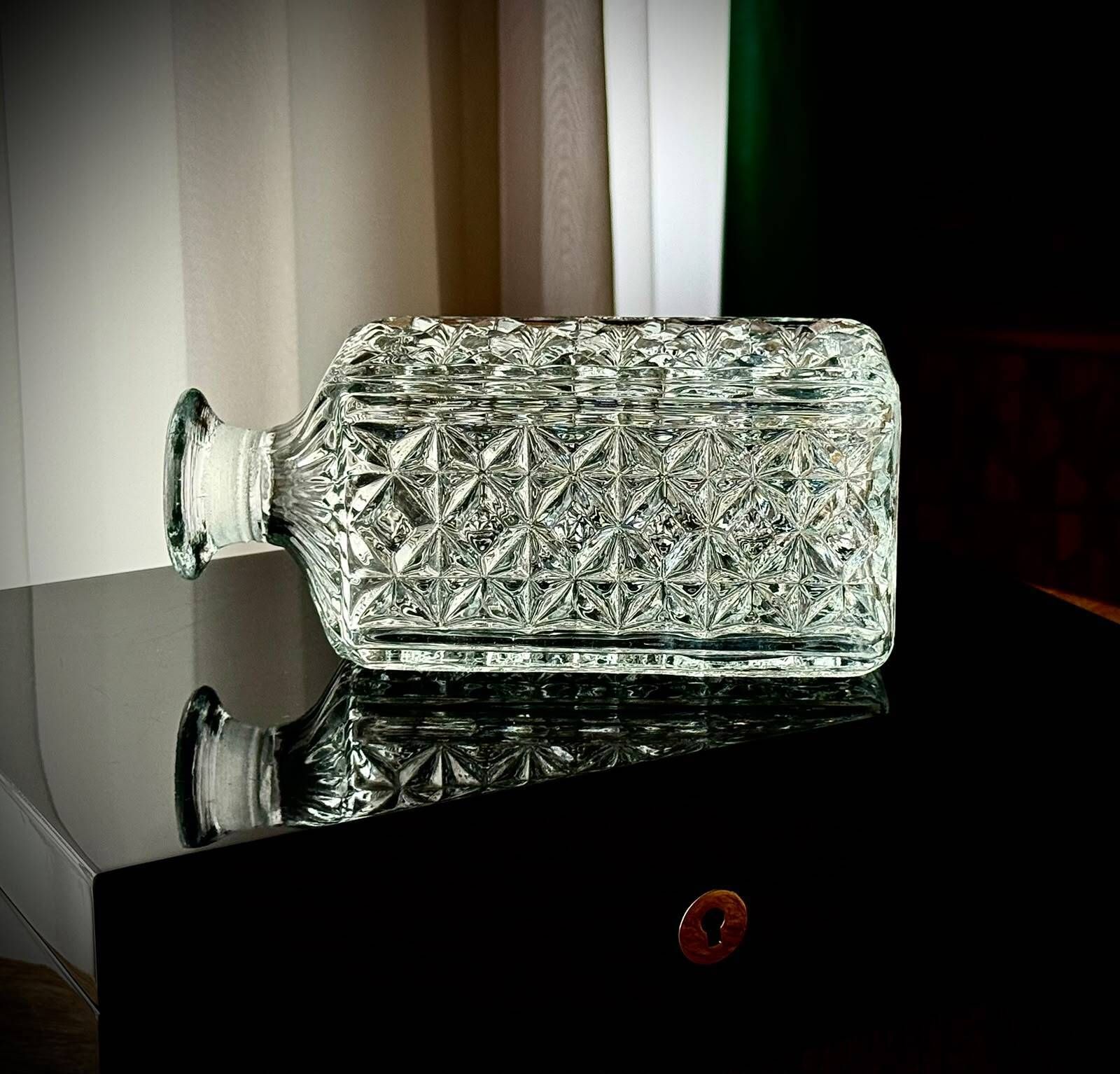 Vintage Zwaar Geperst Glas Whiskykaraf Met Vervangende Stop photo furniture
