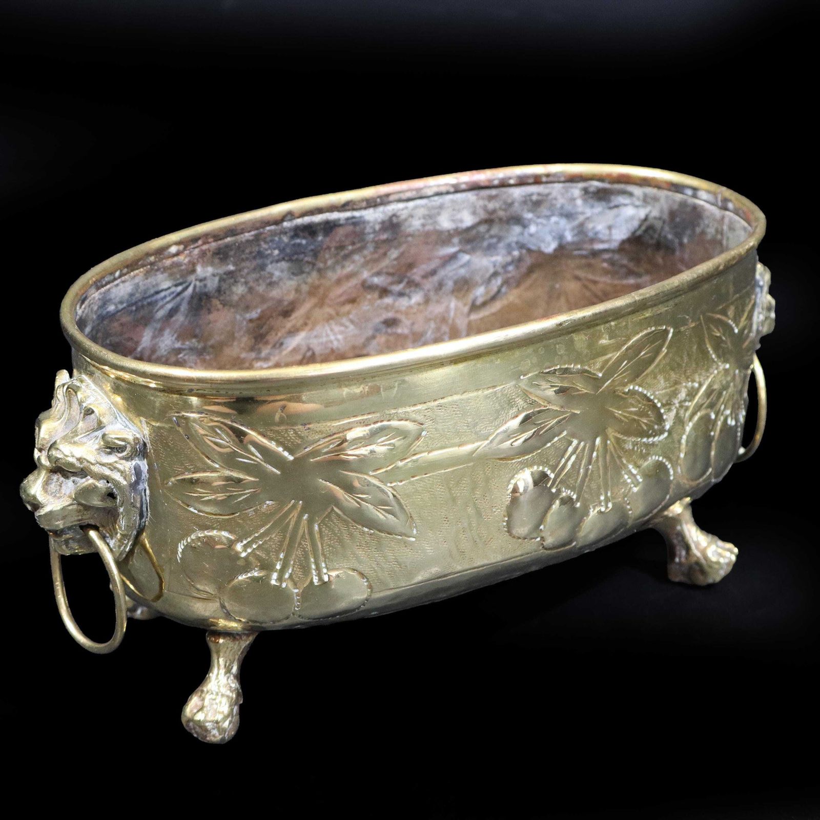 19e-eeuwse Franse repoussé messing kleine jardinière met pootjes photo Woonaccessoires