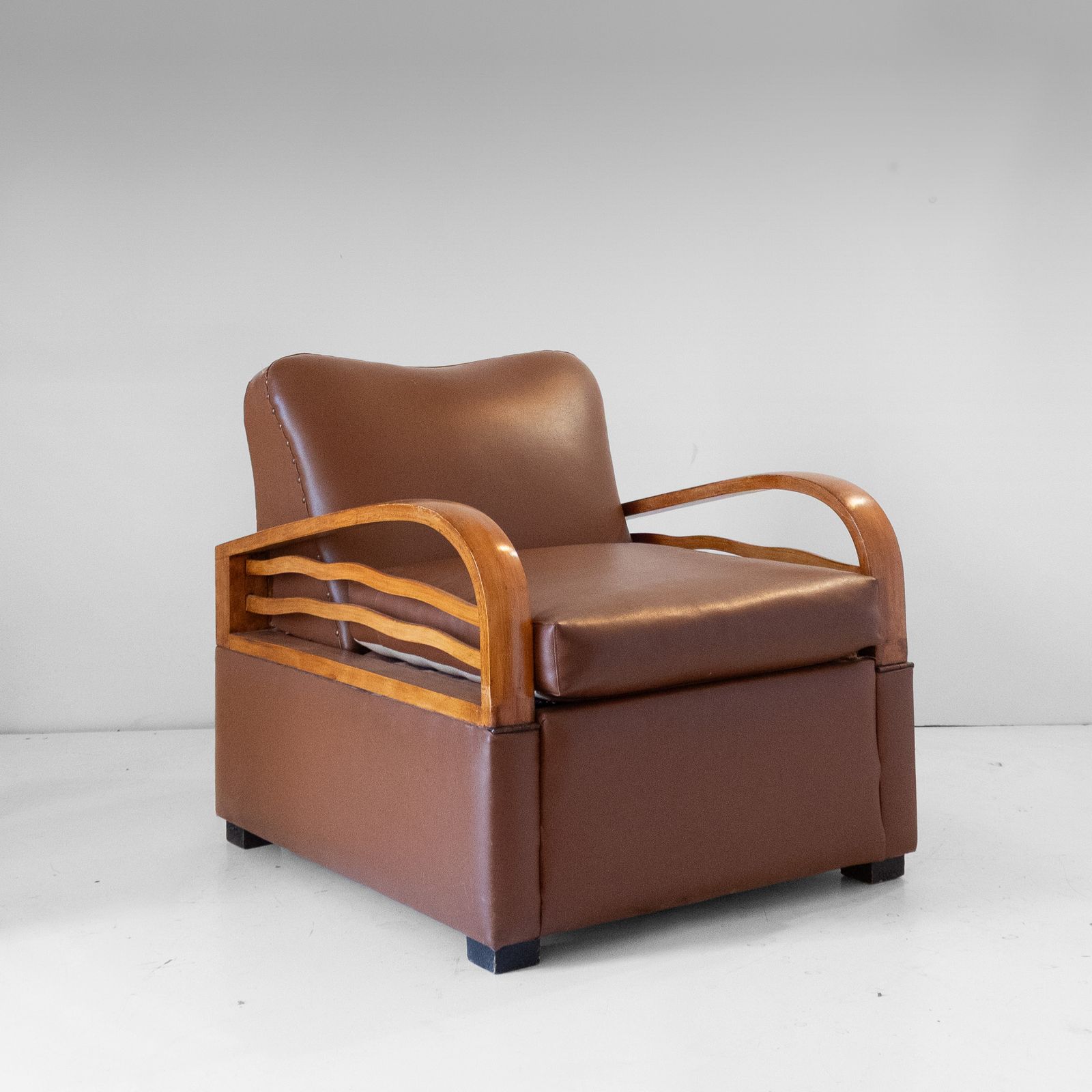 Italiaanse art déco opklapbare fauteuil / slaapstoel in bruin imitatieleer, jaren 1920.