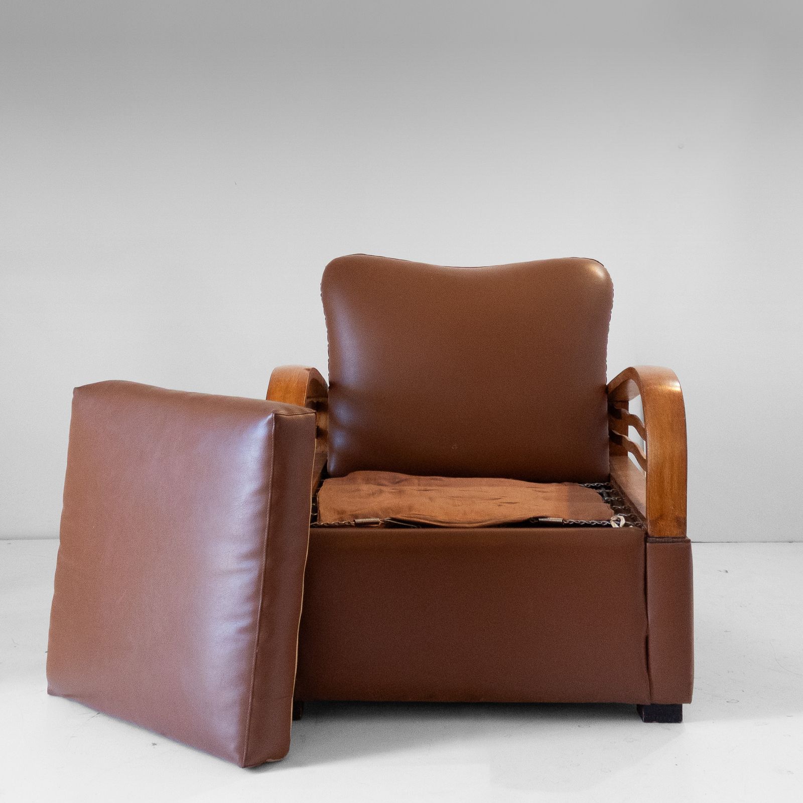 Italiaanse art déco opklapbare fauteuil / slaapstoel in bruin imitatieleer, jaren 1920. photo vinterior