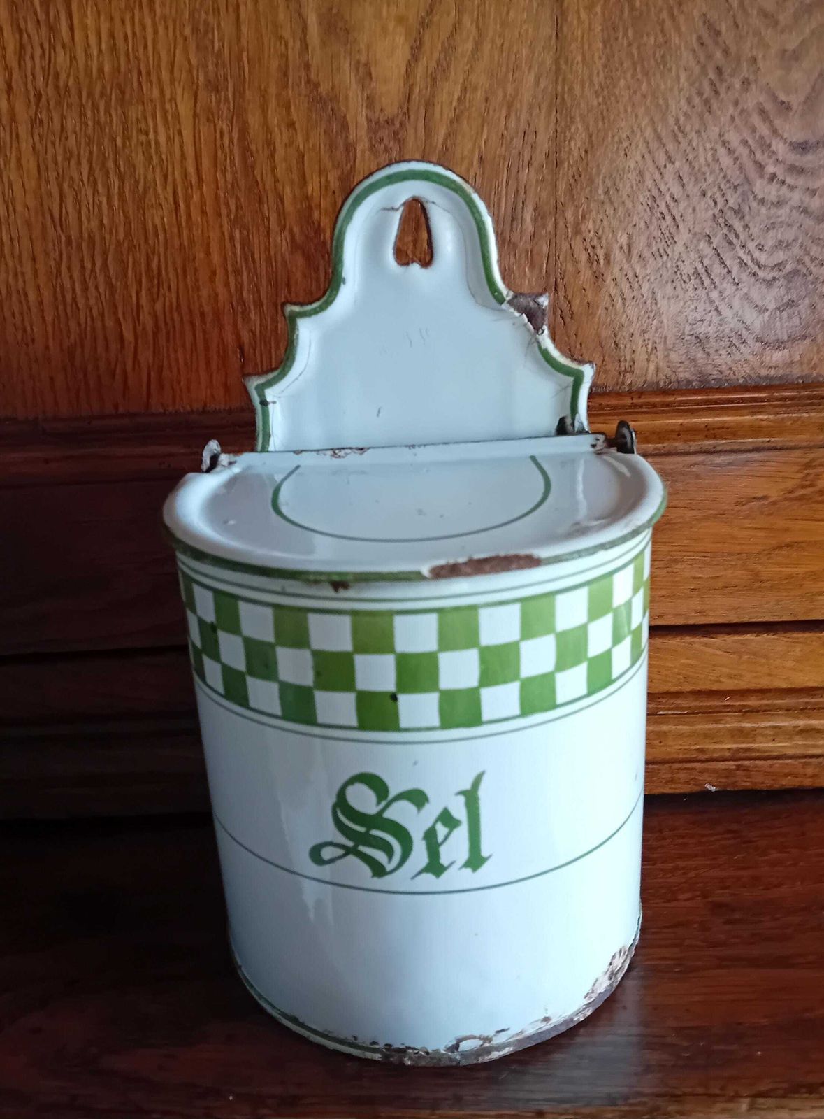 Zoutdoos Frans Vintage, wit en groen emaille met gebruikssporen