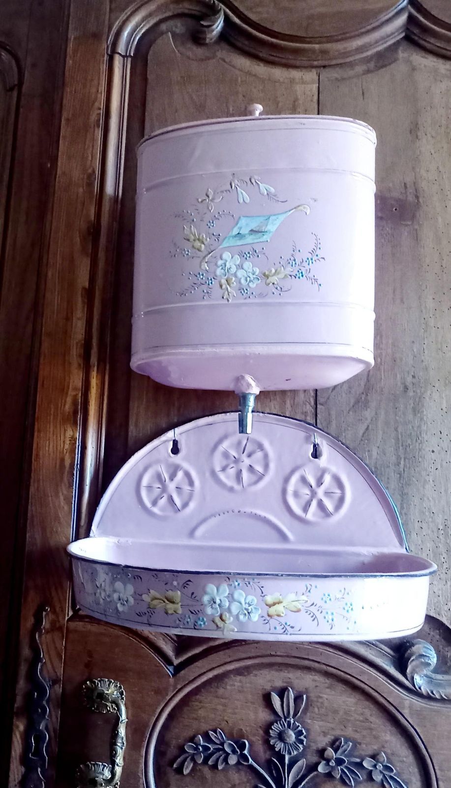 Wandfontein: Franse antieke lavabo, roze emaille waterfontein met kom, ca. 1900s photo furniture