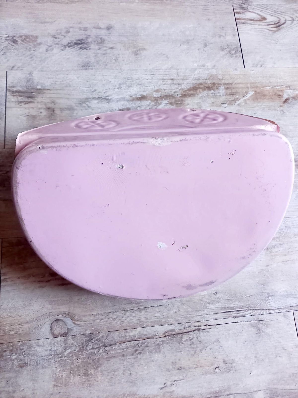 Wandfontein: Franse antieke lavabo, roze emaille waterfontein met kom, ca. 1900s photo vinterior