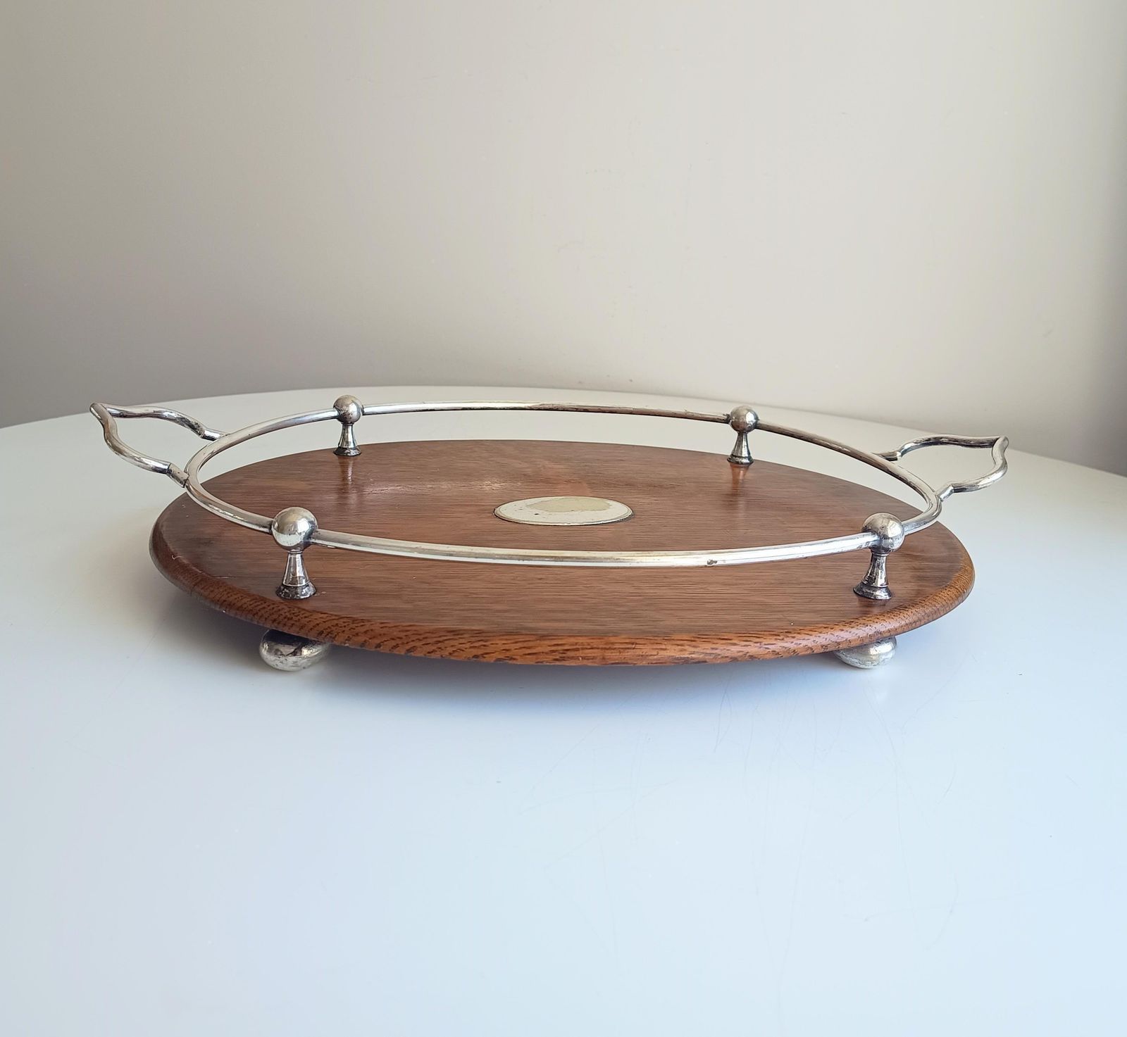 Antiek Victoriaans eiken dienblad met verzilverd metaal, scheepsstijl, bal- en railing galerij, bun feet photo furniture