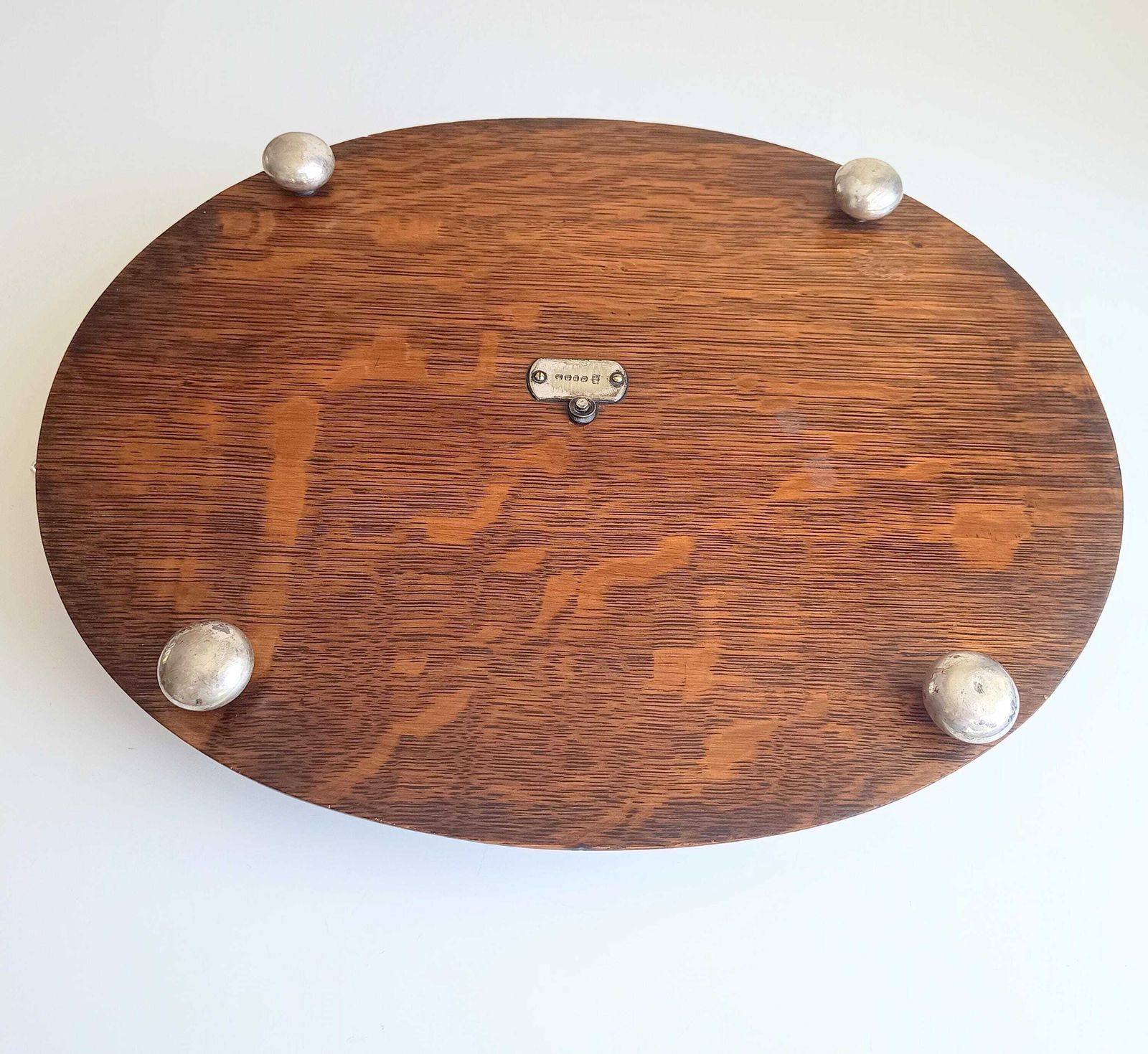 photo furniture Antiek Victoriaans eiken dienblad met verzilverd metaal, scheepsstijl, bal- en railing galerij, bun feet