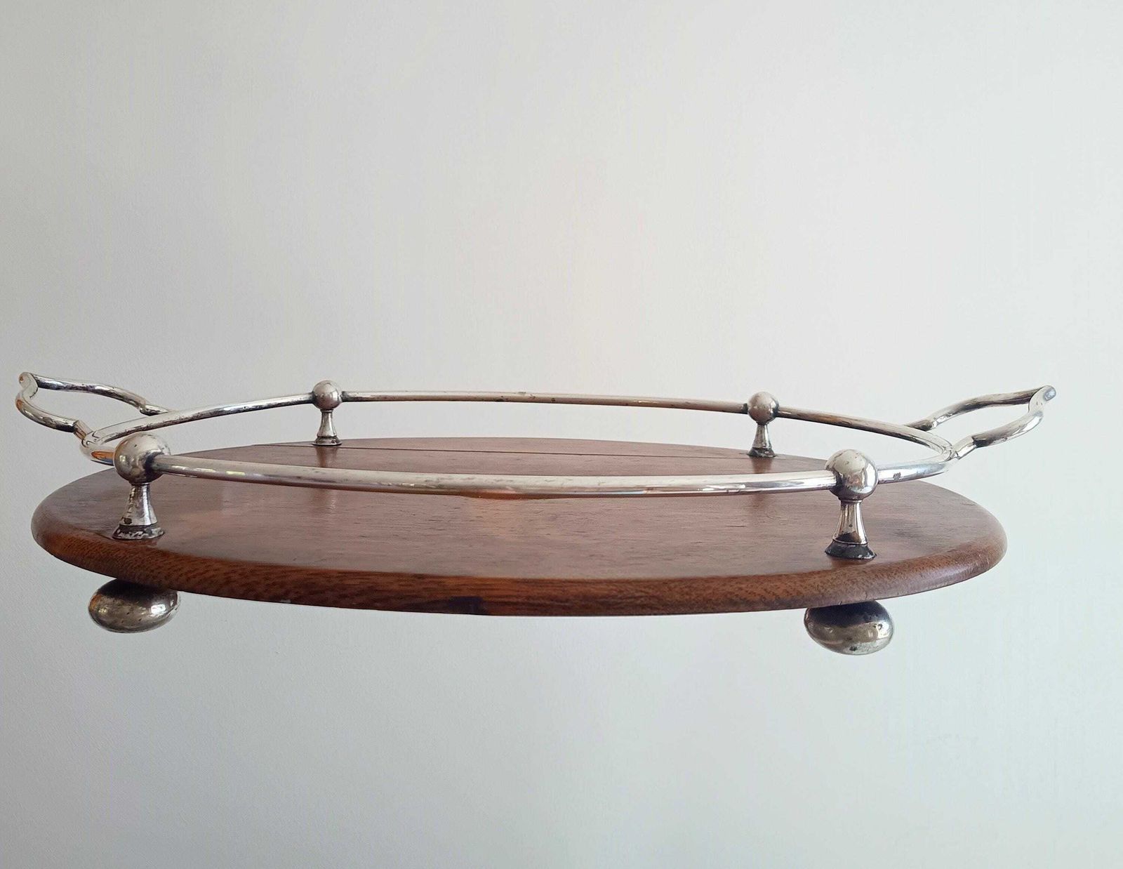 Woonaccessoires Antiek Victoriaans eiken dienblad met verzilverd metaal, scheepsstijl, bal- en railing galerij, bun feet photo