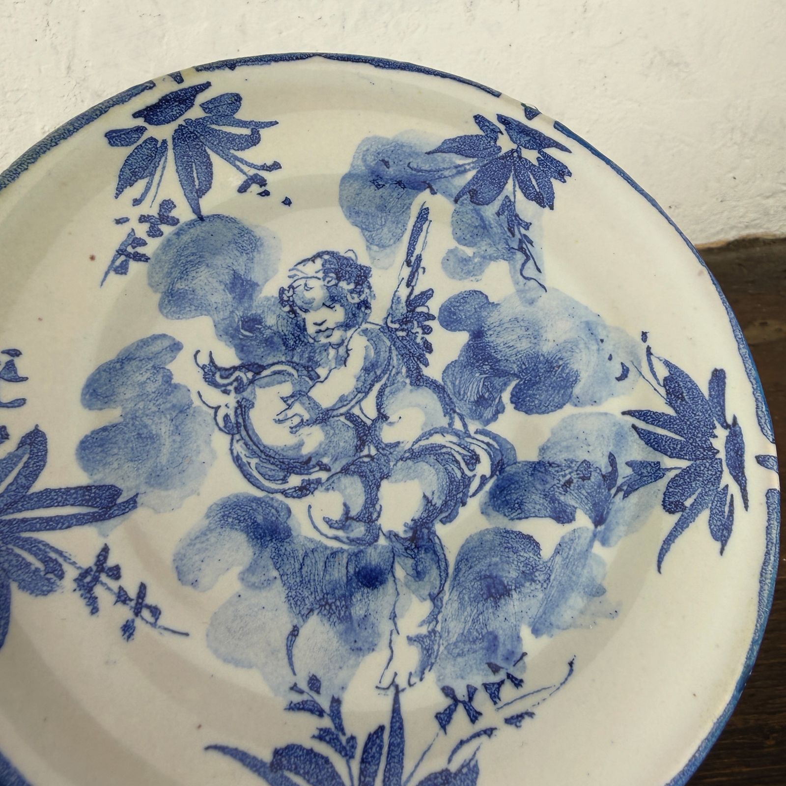 Paar antieke handgeschilderde keramische borden uit Albisola door Giuseppe Mazzotti, wit en blauw maiolica cherubijnenborden photo Woonaccessoires