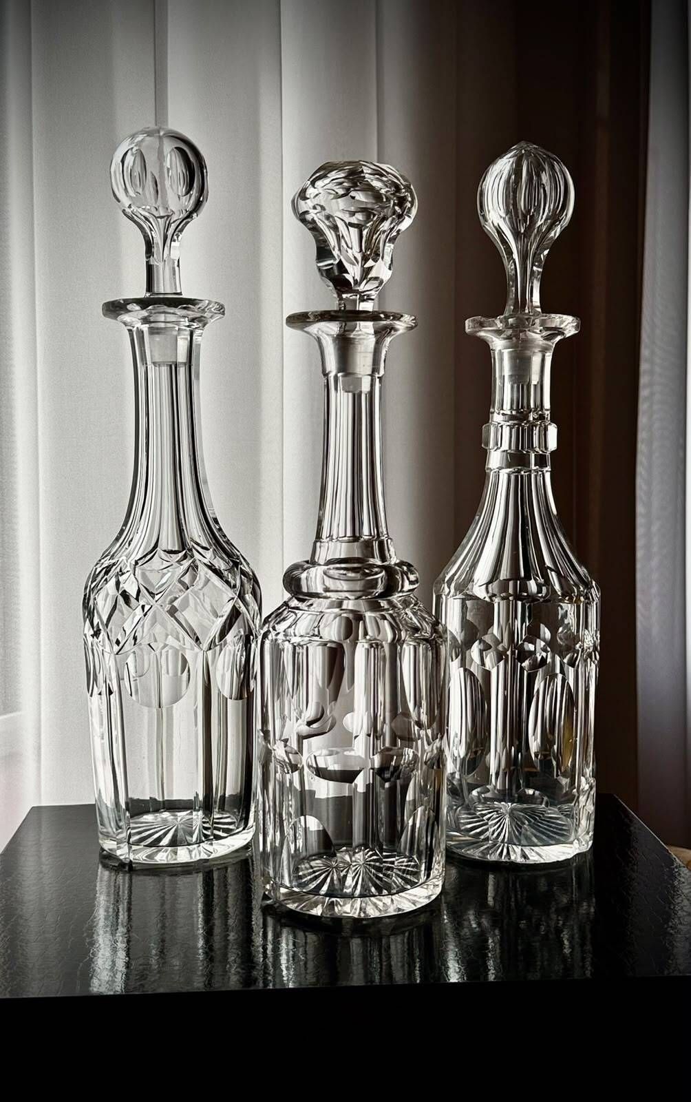 Laat-Victoriaans tantalusrek met drie geslepen glazen karaffen in verzilverd frame, ca. 1890-1910 photo furniture