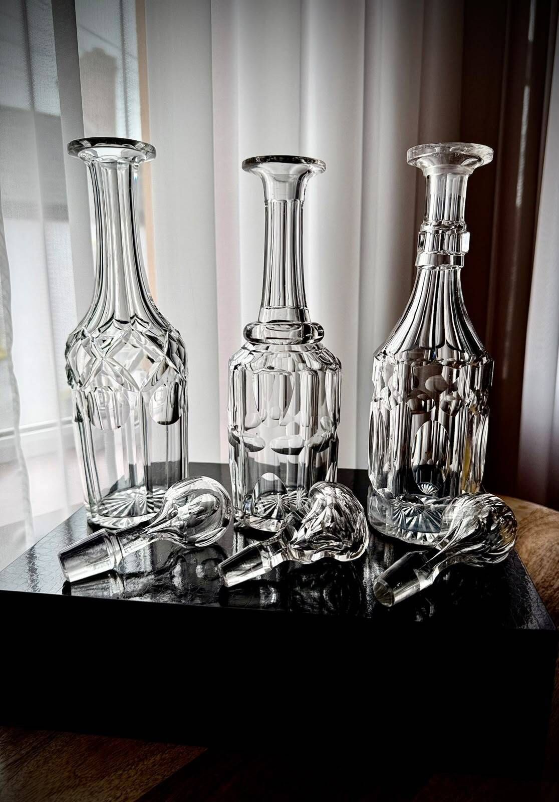 Woonaccessoires Laat-Victoriaans tantalusrek met drie geslepen glazen karaffen in verzilverd frame, ca. 1890-1910 photo