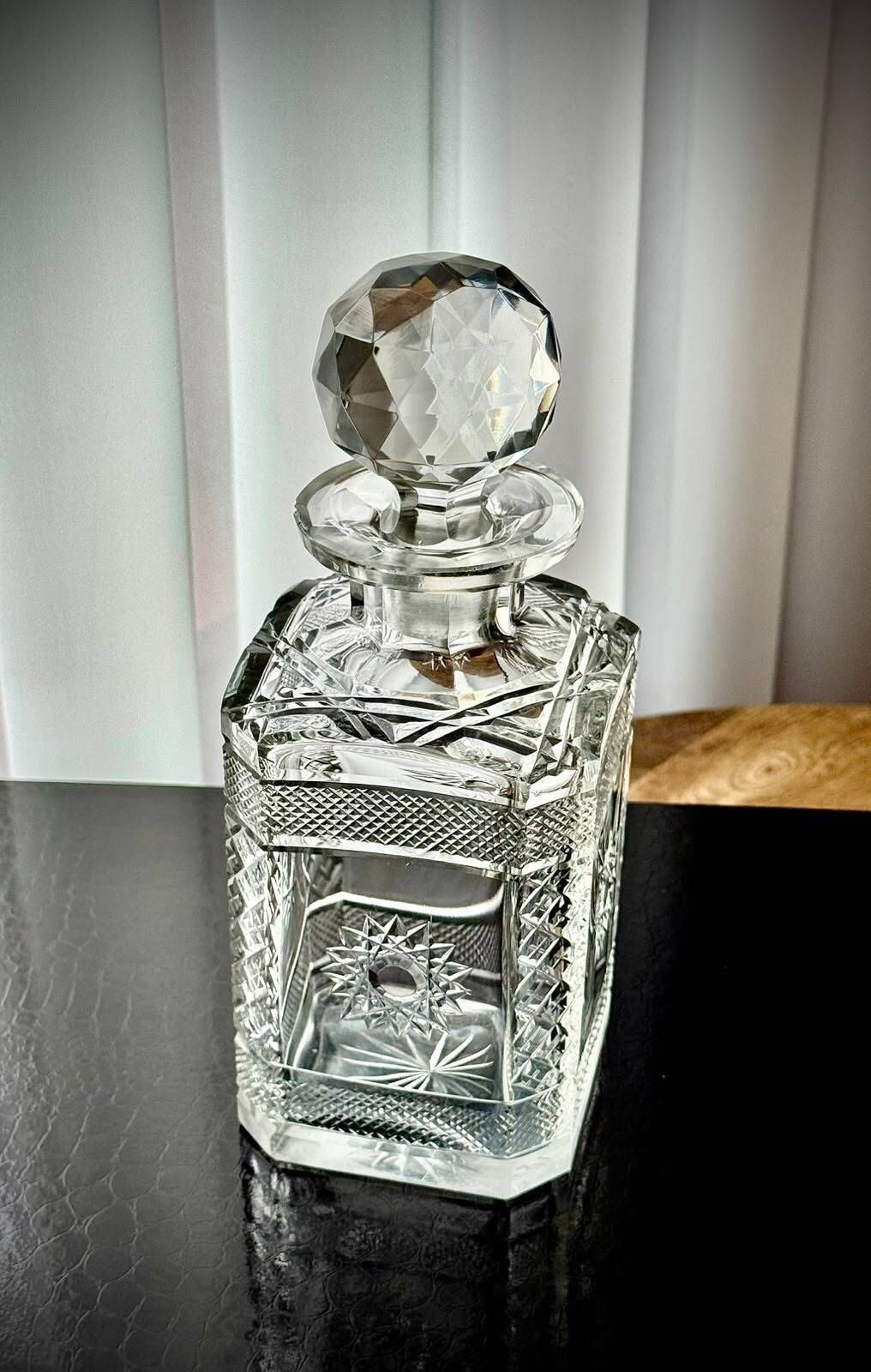 Vintage whiskykaraf van geslepen glas met gefacetteerde stop photo Woonaccessoires