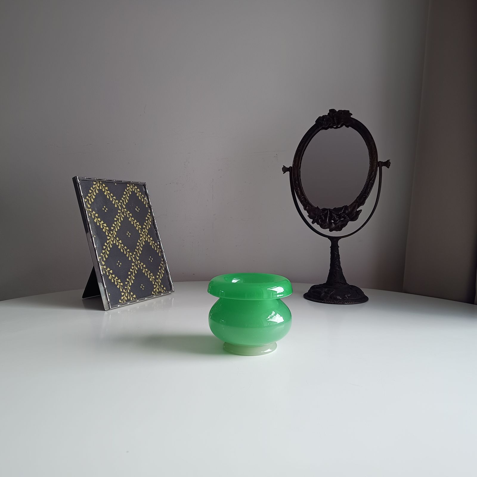 photo furniture Antiek Engels opalineglas vaas, Stevens & Williams Alabaster Series, jadegroen