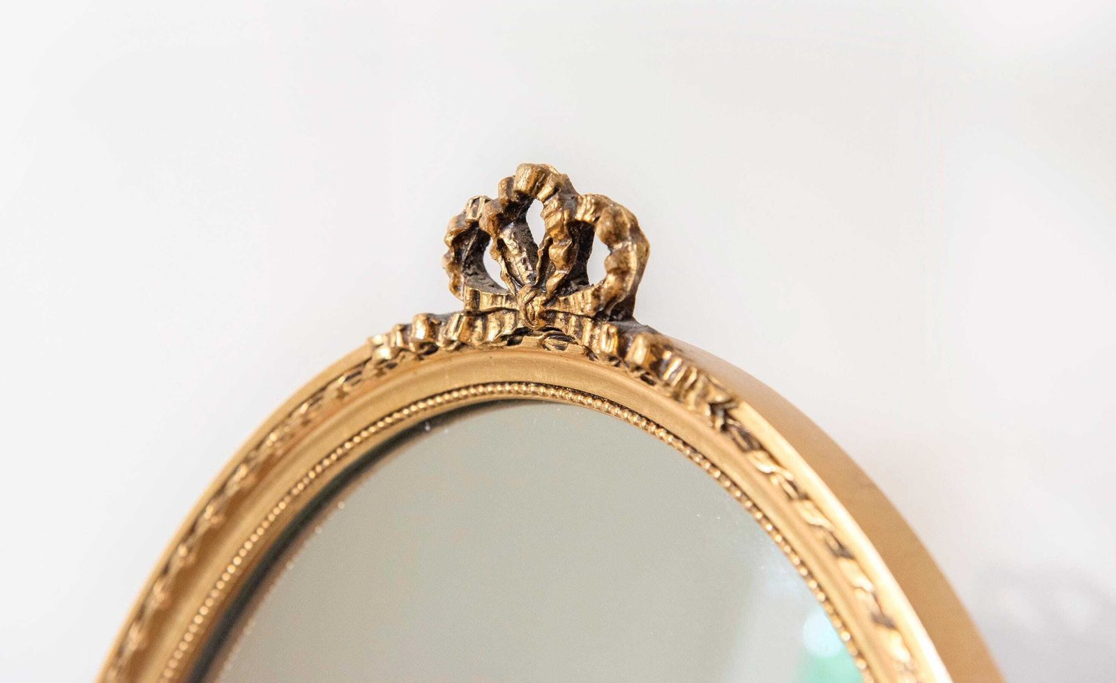 Vintage Vergulde Ovale Wandspiegel, Nederlandse jaren 1960, Strik Kuif Spiegel, Gouden Louis XVI Stijl Spiegel photo for sale