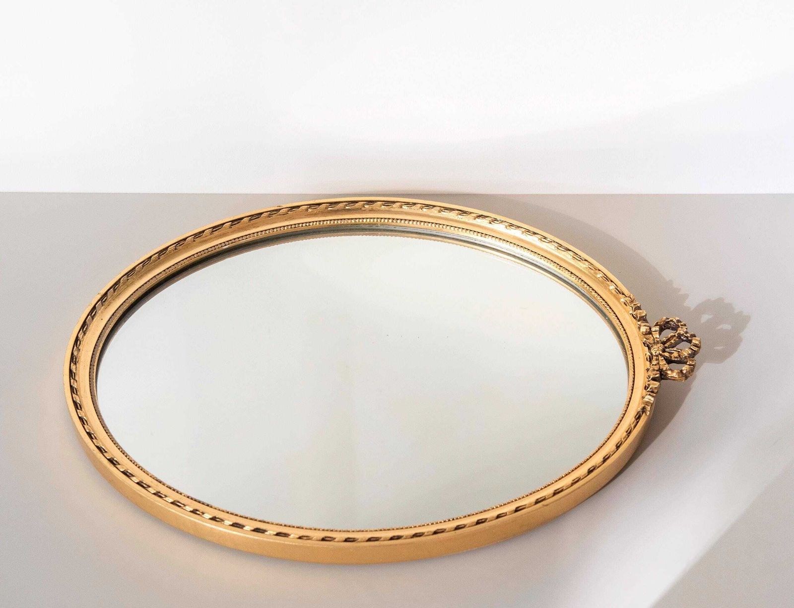 Vintage Vergulde Ovale Wandspiegel, Nederlandse jaren 1960, Strik Kuif Spiegel, Gouden Louis XVI Stijl Spiegel photo vinterior
