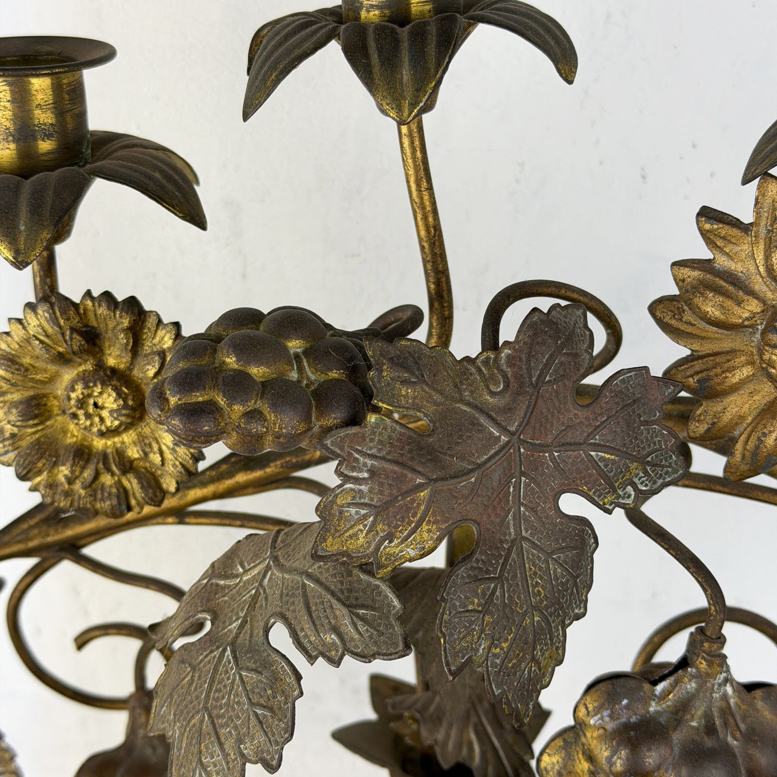 Antieke Franse Kandelaar, Kerkelijke Kaarsenhouder met Bloemen en Druiven photo vintage
