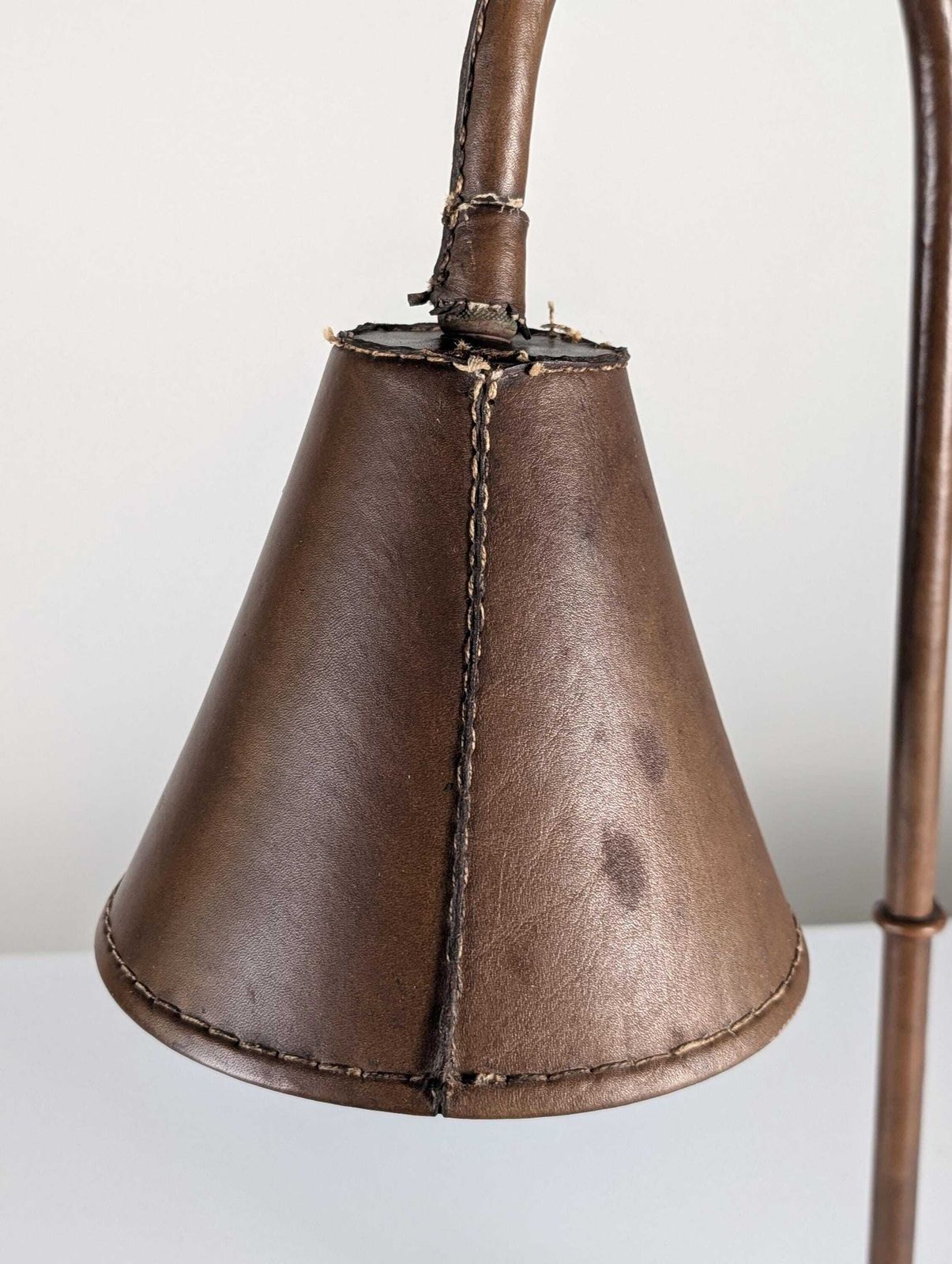 Lampe de table en cuir cousu par Jacques Adnet, France, années 1950 photo for sale