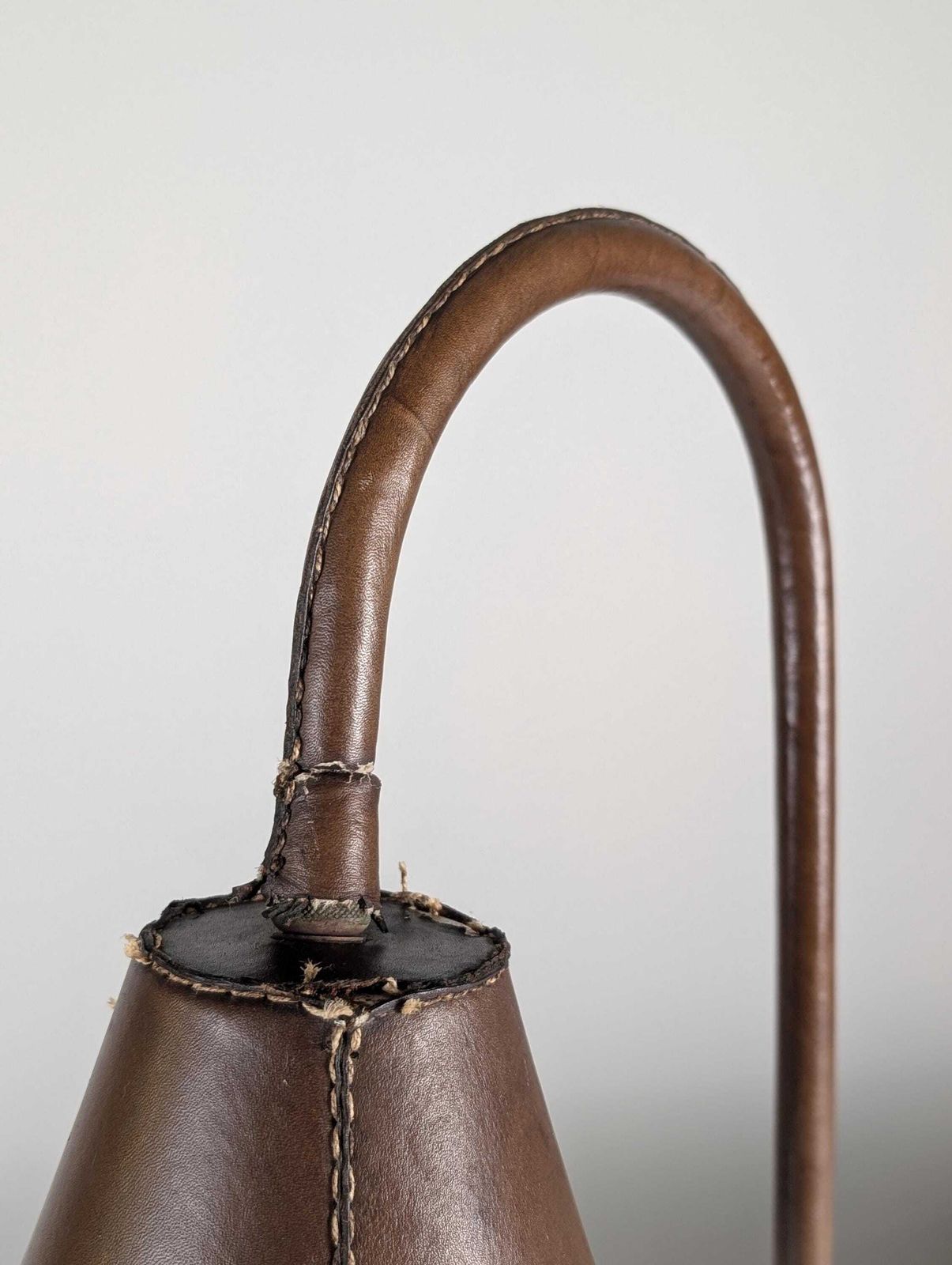 Lampe de table en cuir cousu par Jacques Adnet, France, années 1950 photo buy