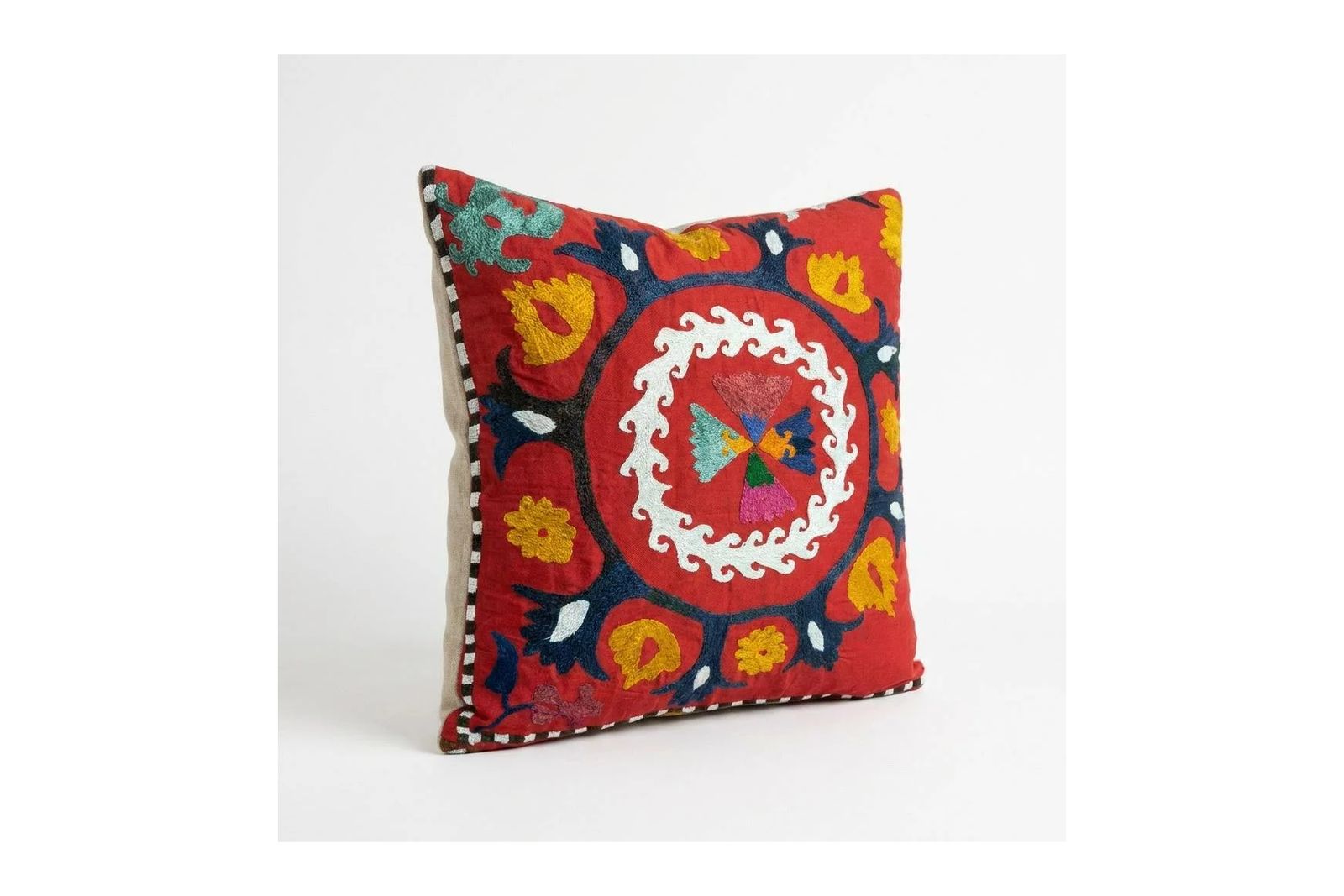 Housse de coussin Suzani de Boukhara, 56 x 64 cm photo furniture