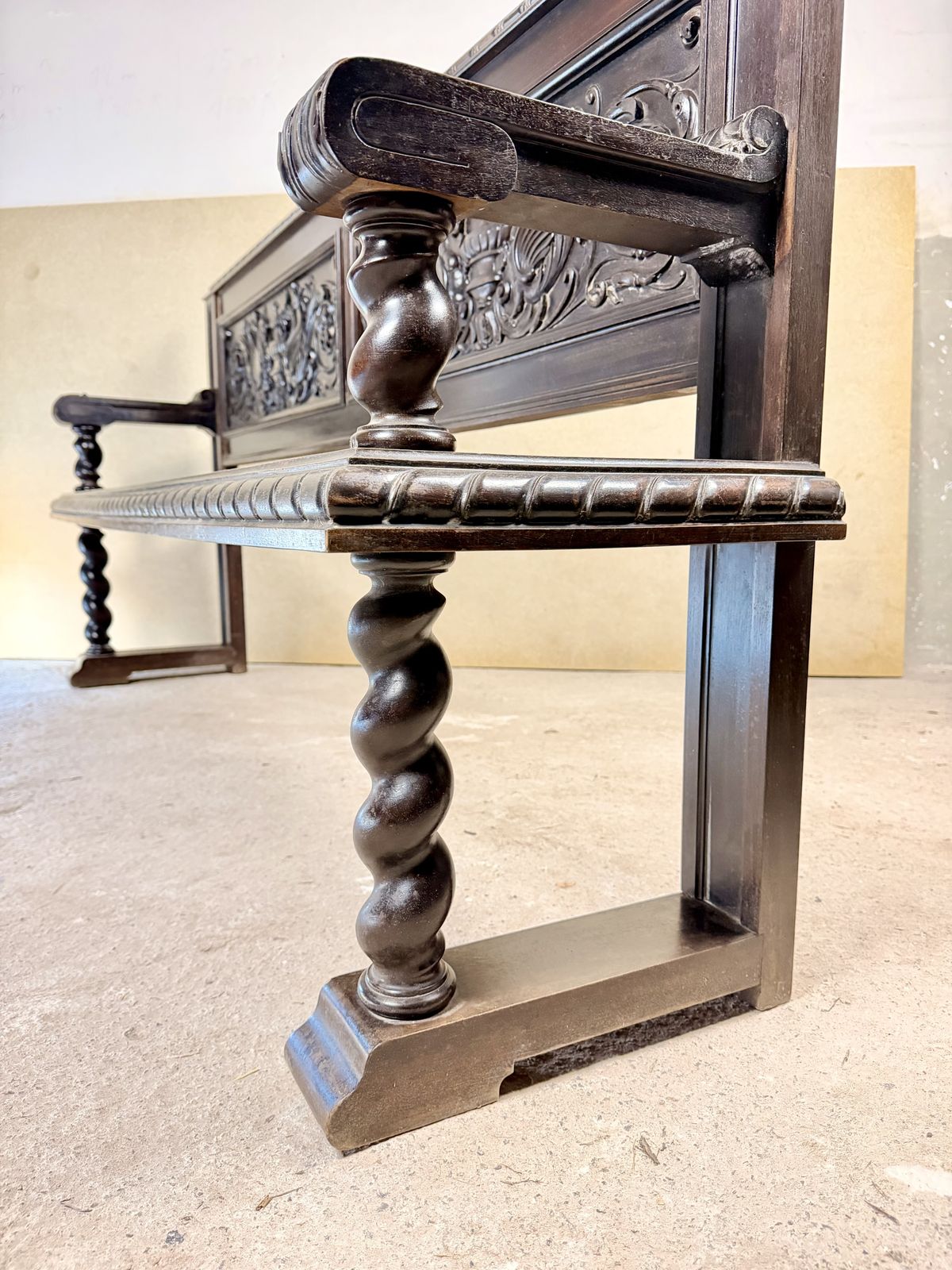 photo vinterior Spanish Carved Wood Bench With Barley Twist Legs, 20th Century