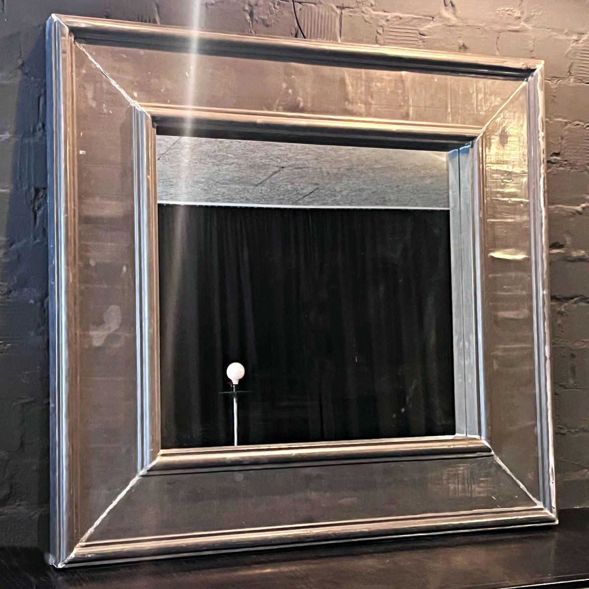 Flamant spiegel met gebogen lijst van zinkplaat door Gunter Lambert photo furniture