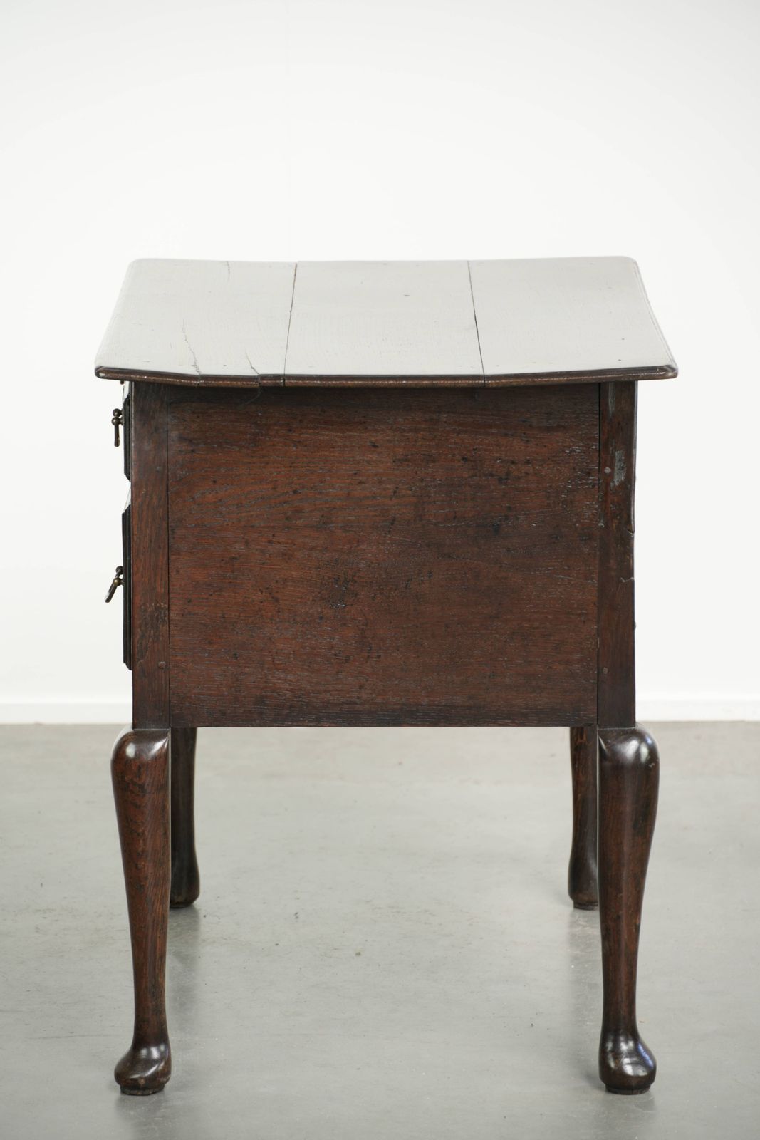 Elegant 18th Century English Oak Lowboy/Side Table With A Luxurious Appearance photo vinterior