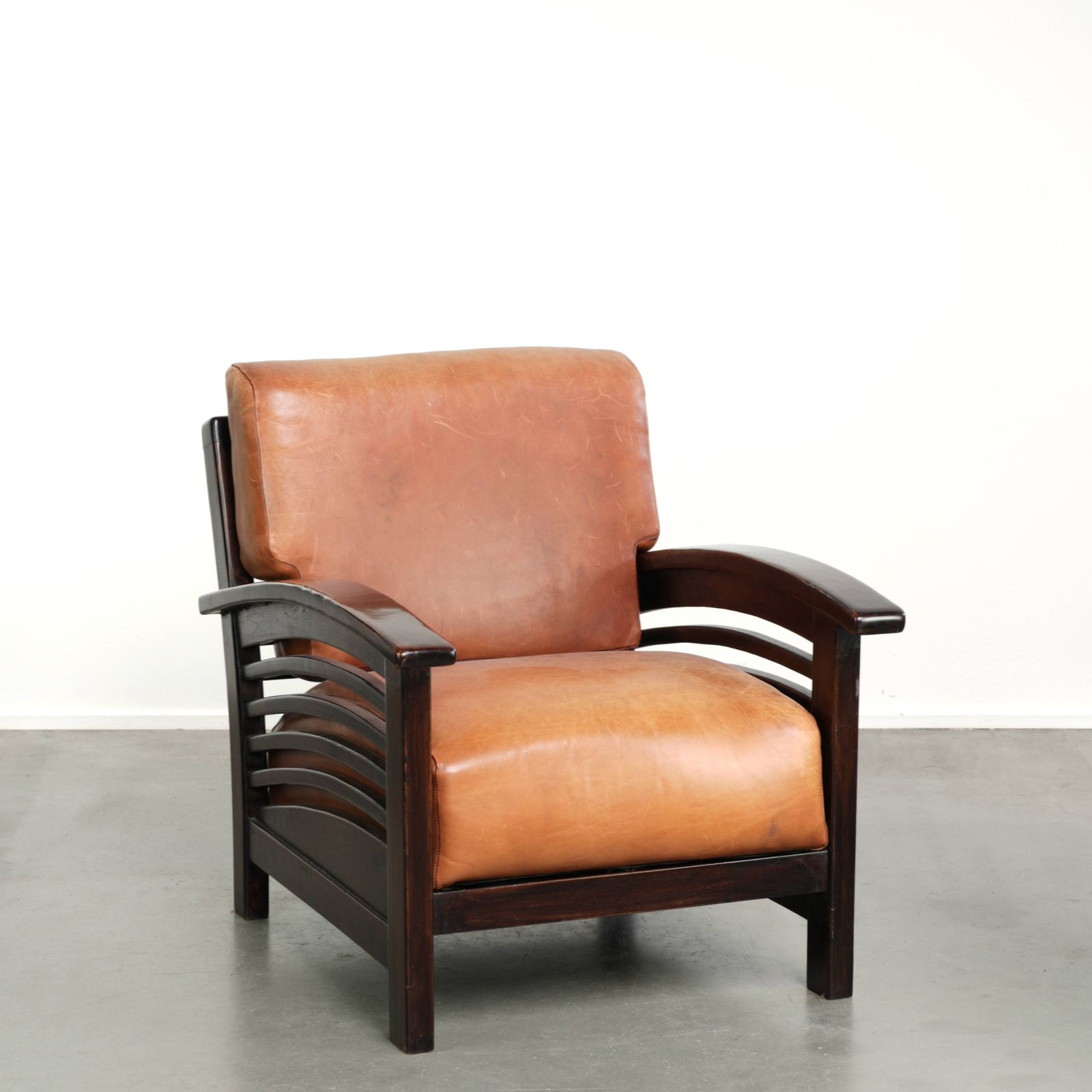 Elegante Fauteuil Van Koeienhuid Met Mooie Details In Een Tijdloos Art Deco Ontwerp