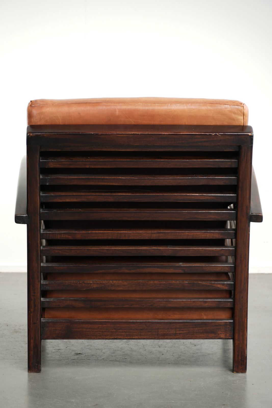 Comfortabele Cognackleurige Rundleren Fauteuil in Art Deco Design photo Meubels
