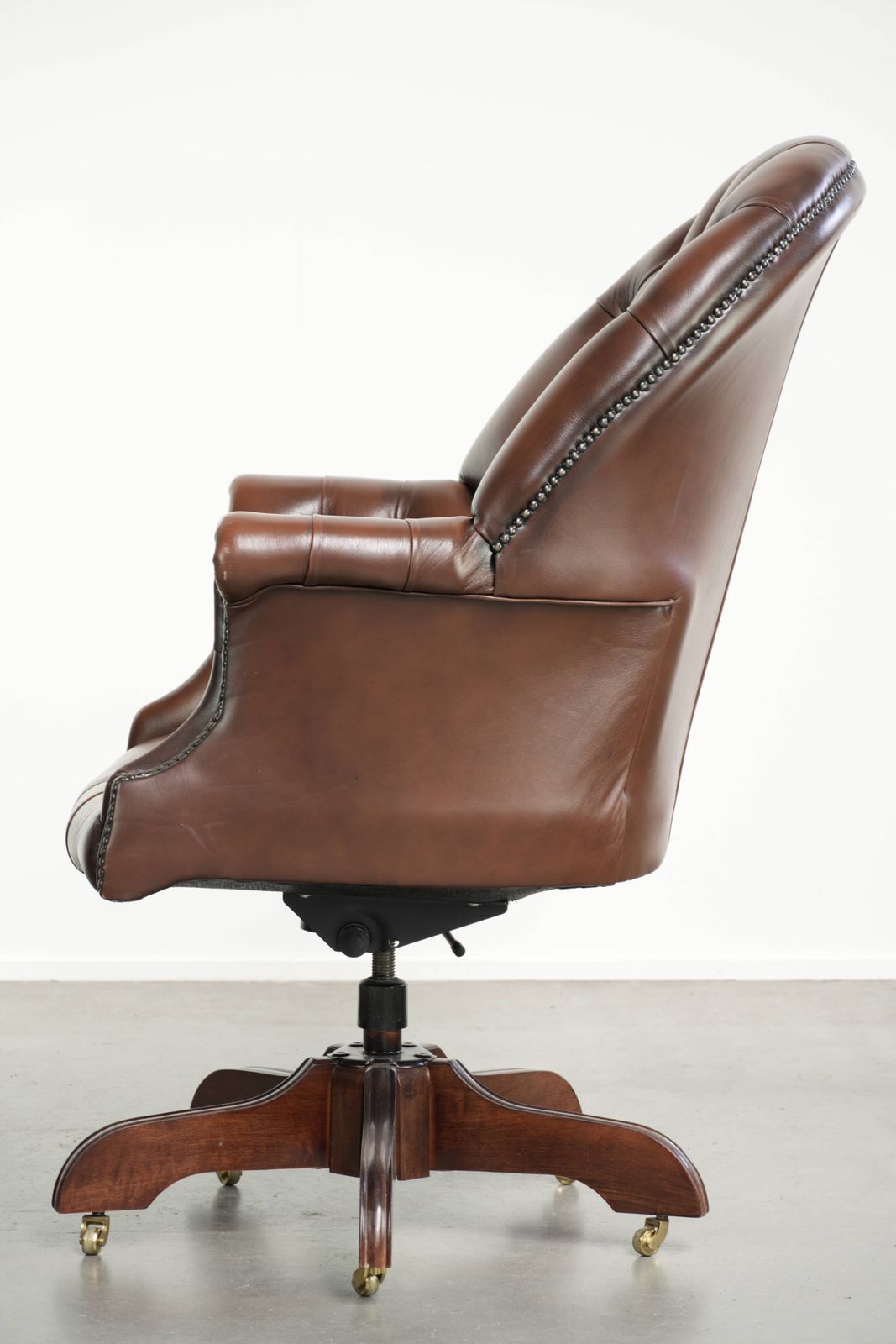 Brown Cowhide Chesterfield Office Chair In Luxurious English Style photo 943.0