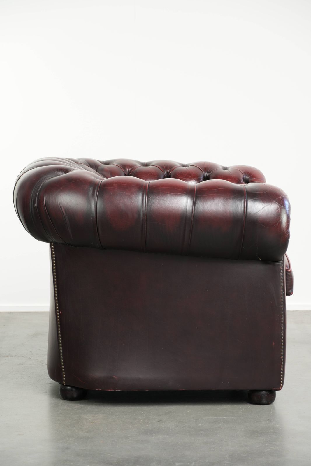 Chique Engelse Chesterfield Club Fauteuil met Gebruikssporen in een Tijdloze Rode Kleur photo for sale