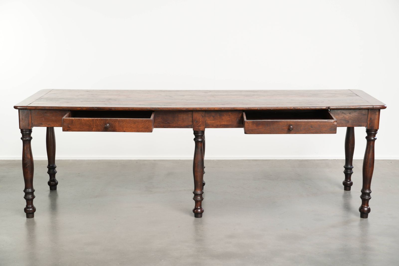 Uitzonderlijke Engelse XL-boerderij-eettafel in eikenhout, begin 19e eeuw, met een prachtige patina. photo vinterior