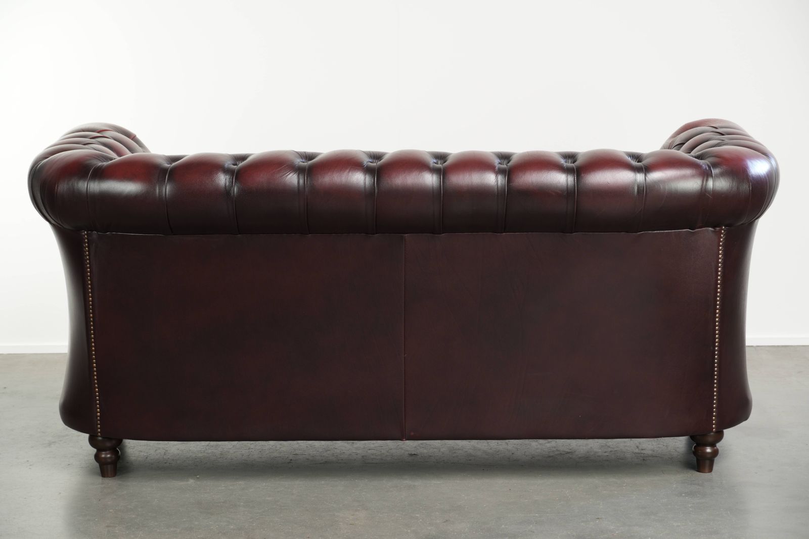 Tijdloze Chesterfield 2,5-zitsbank van koeienhuid in oxblood rood met mooie patina photo for sale